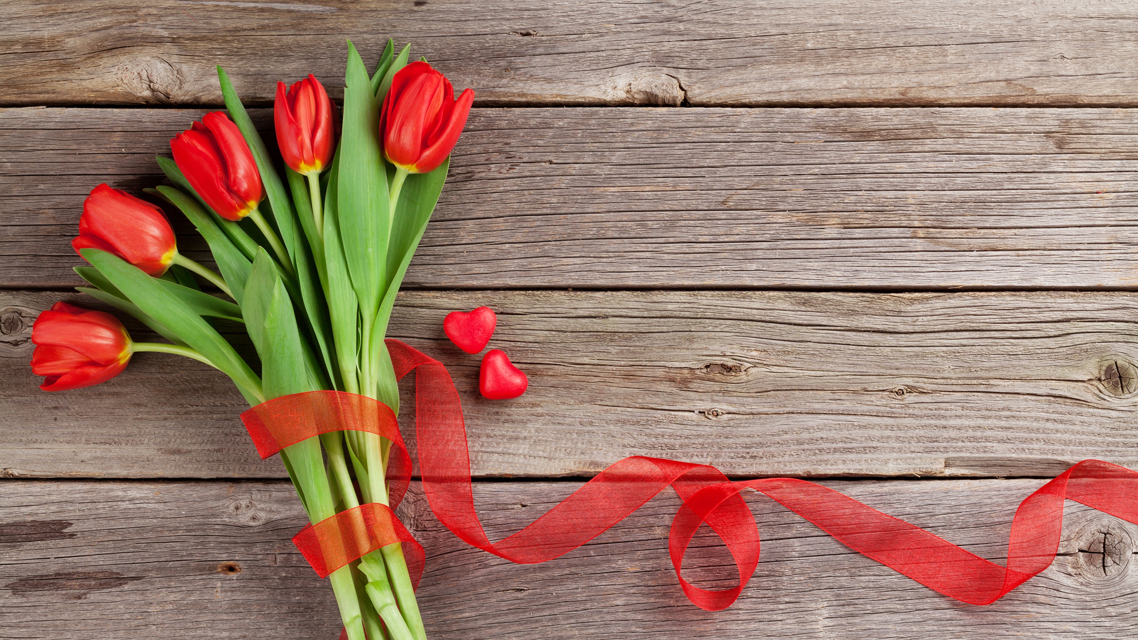 Фотоконкурс к 8 марту. Тюльпаны фон. Букет тюльпанов. Красные тюльпаны.