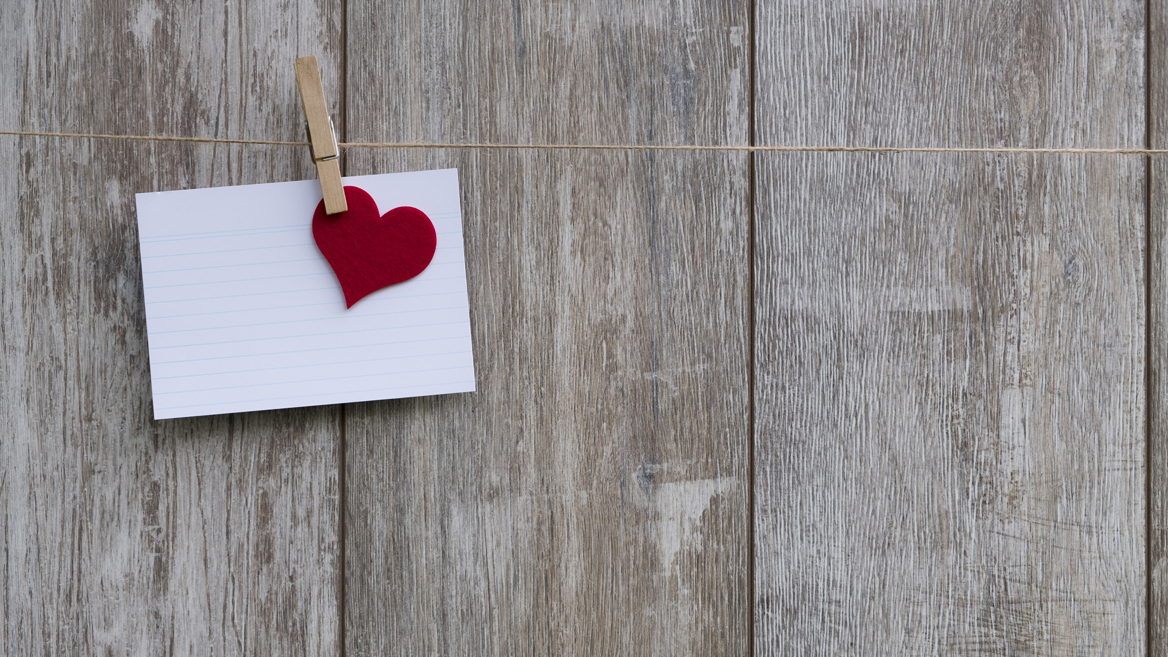 Fondos de Pantalla 3840x2160 Día de San Valentín Tablones de madera Pinza  de ropa Hoja de papel Corazón descargar imagenes