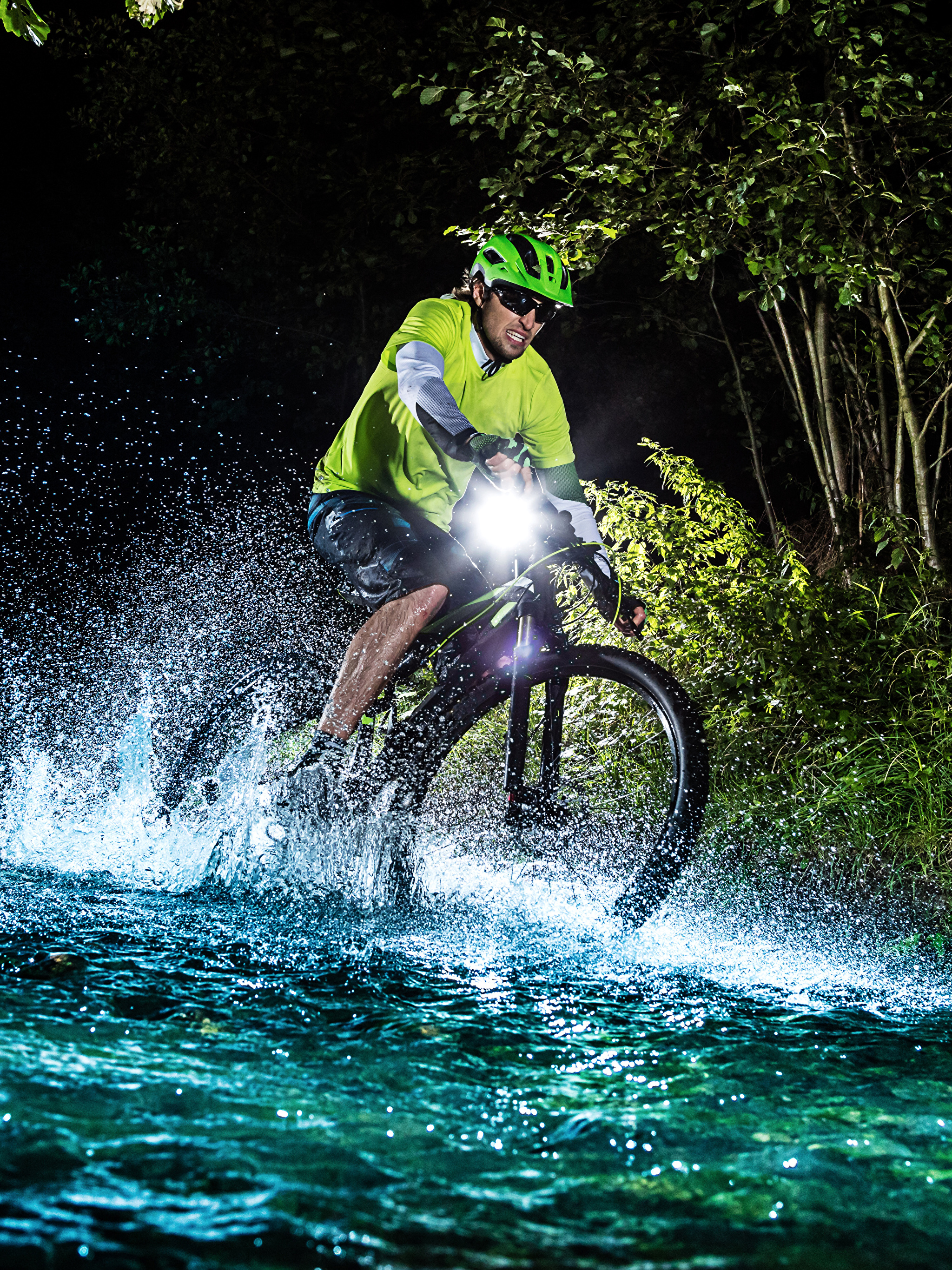 Вода вел. Велосипед на воде. Брызги велосипеда. Вода спорт. Водный Bike.