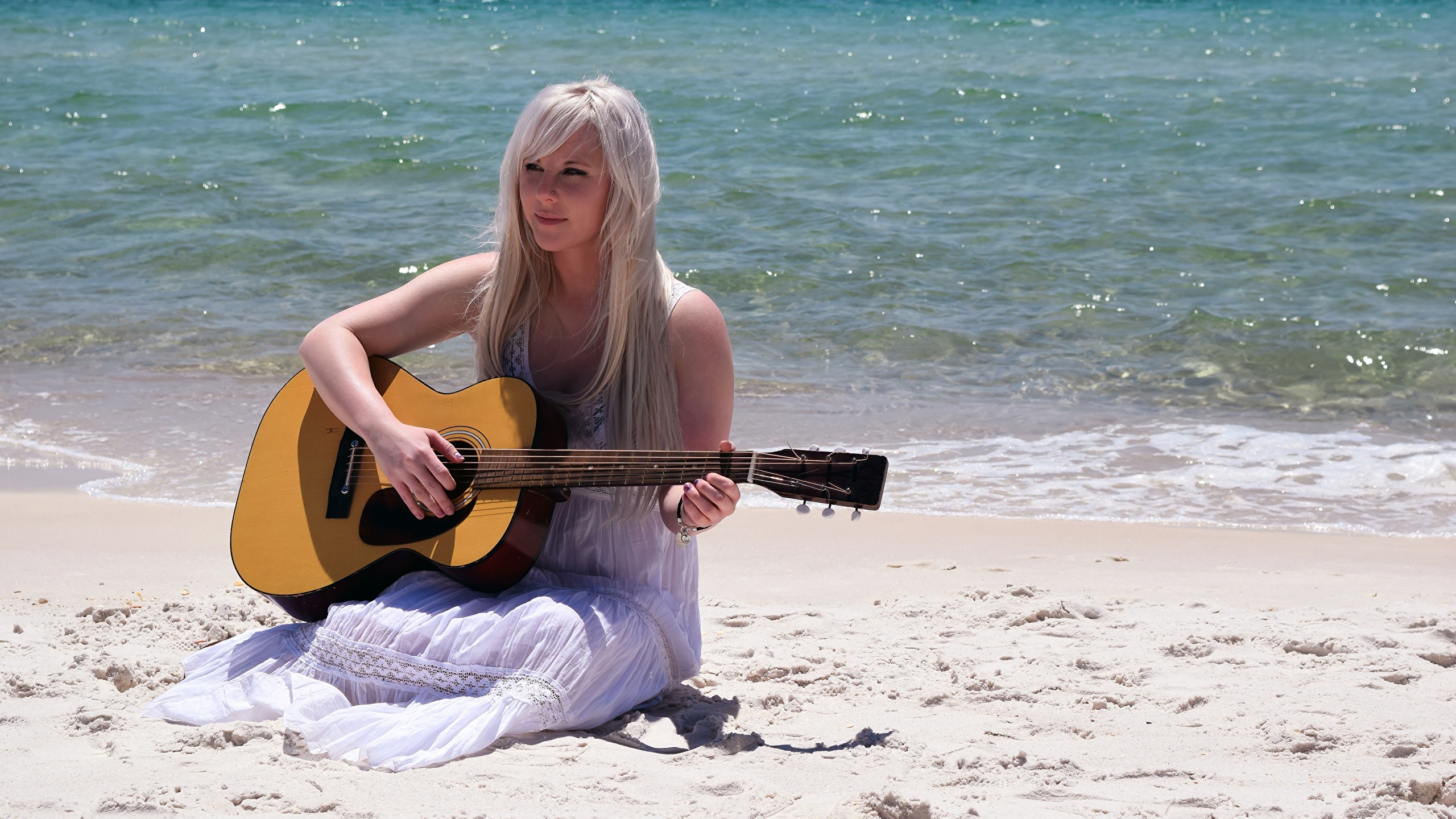 壁紙 2560x1440 海 ビーチ ブロンドの女の子 ドレス 座っ ギター 少女 ダウンロード 写真