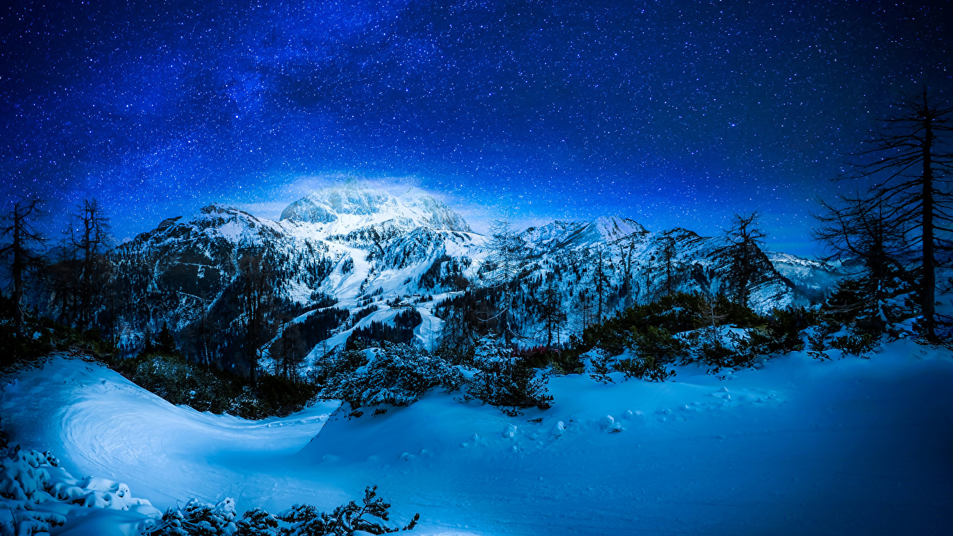 壁紙 1366x768 冬 空 恒星 山 雪 夜 木 自然 ダウンロード 写真