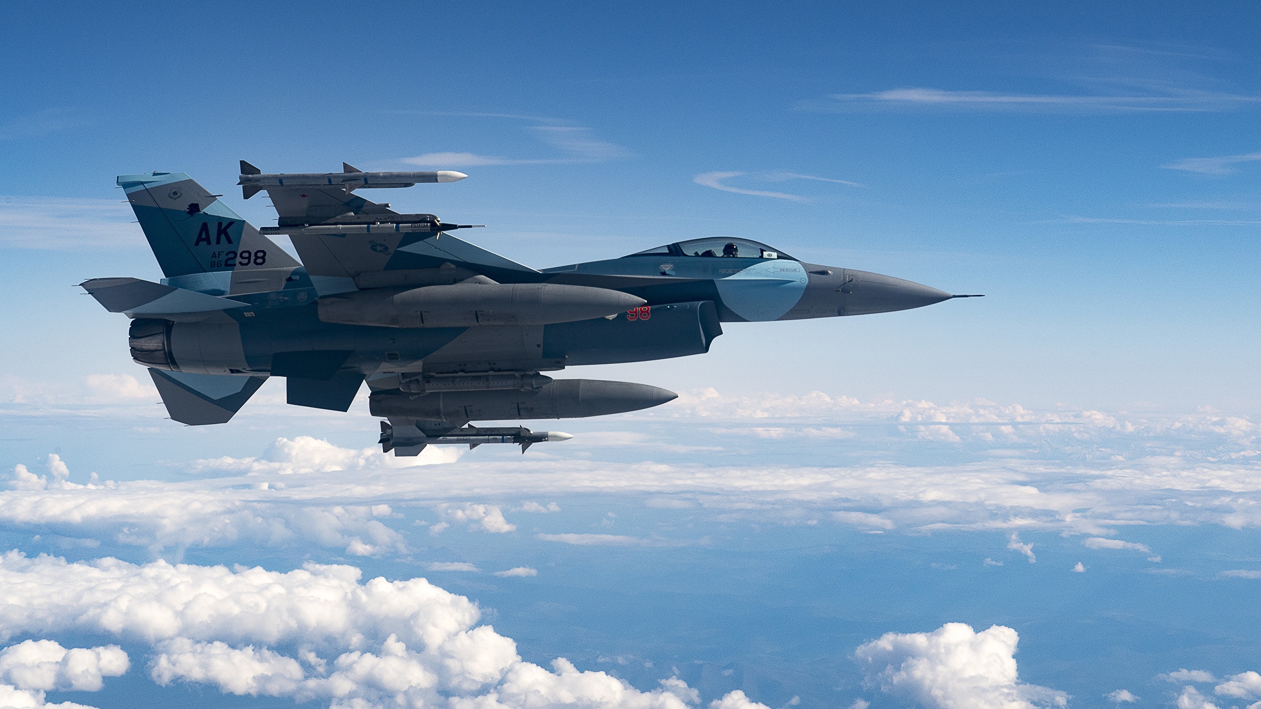 壁紙 2560x1440 飛行機 戦闘機 F 16 ファイティング ファルコン 空 アメリカの 側面図 雲 飛翔 航空 ダウンロード 写真