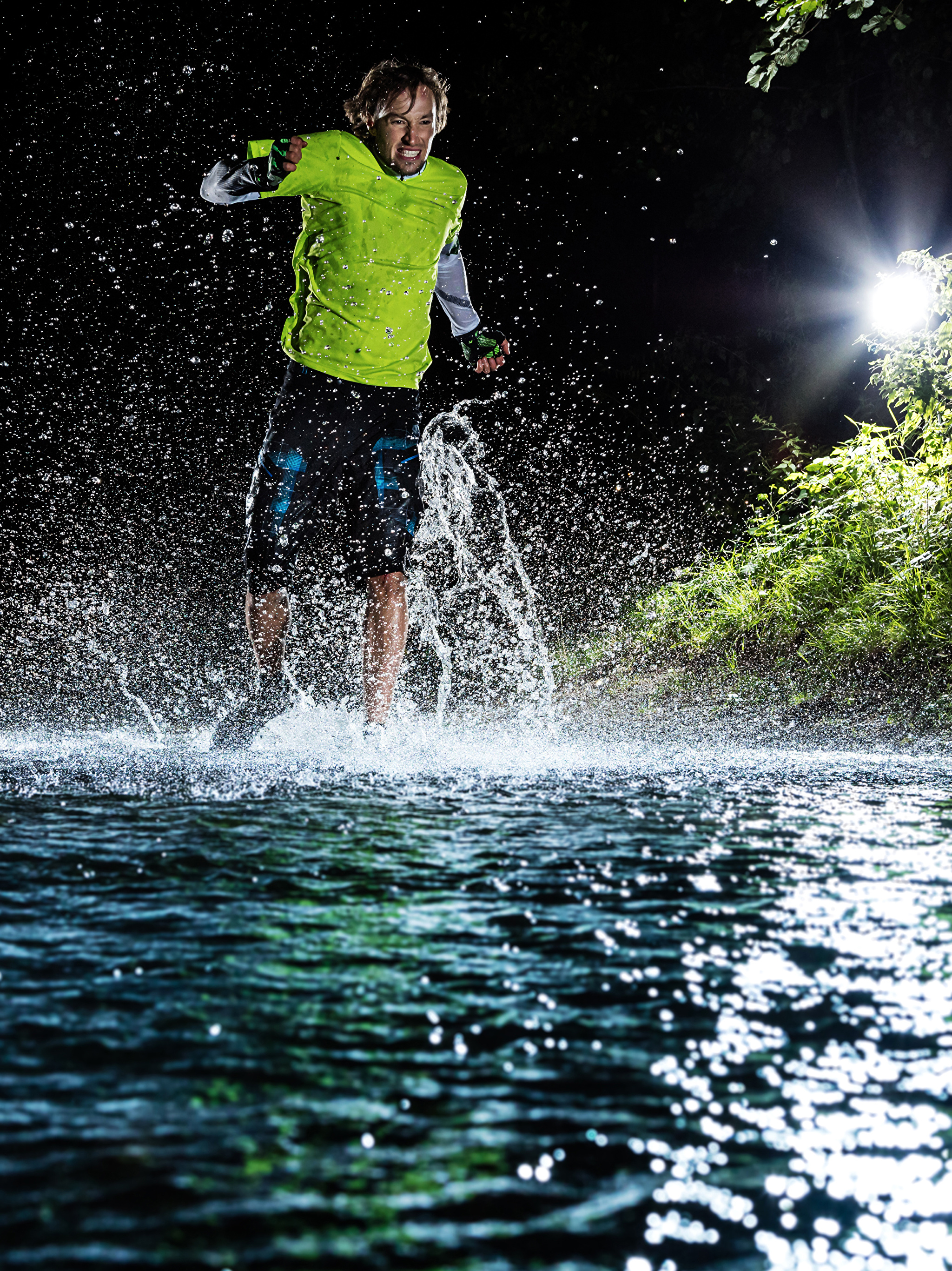 Water man. Мужчина в брызгах воды. Вода спорт. Парень в воде. Мужчина спорт вода.