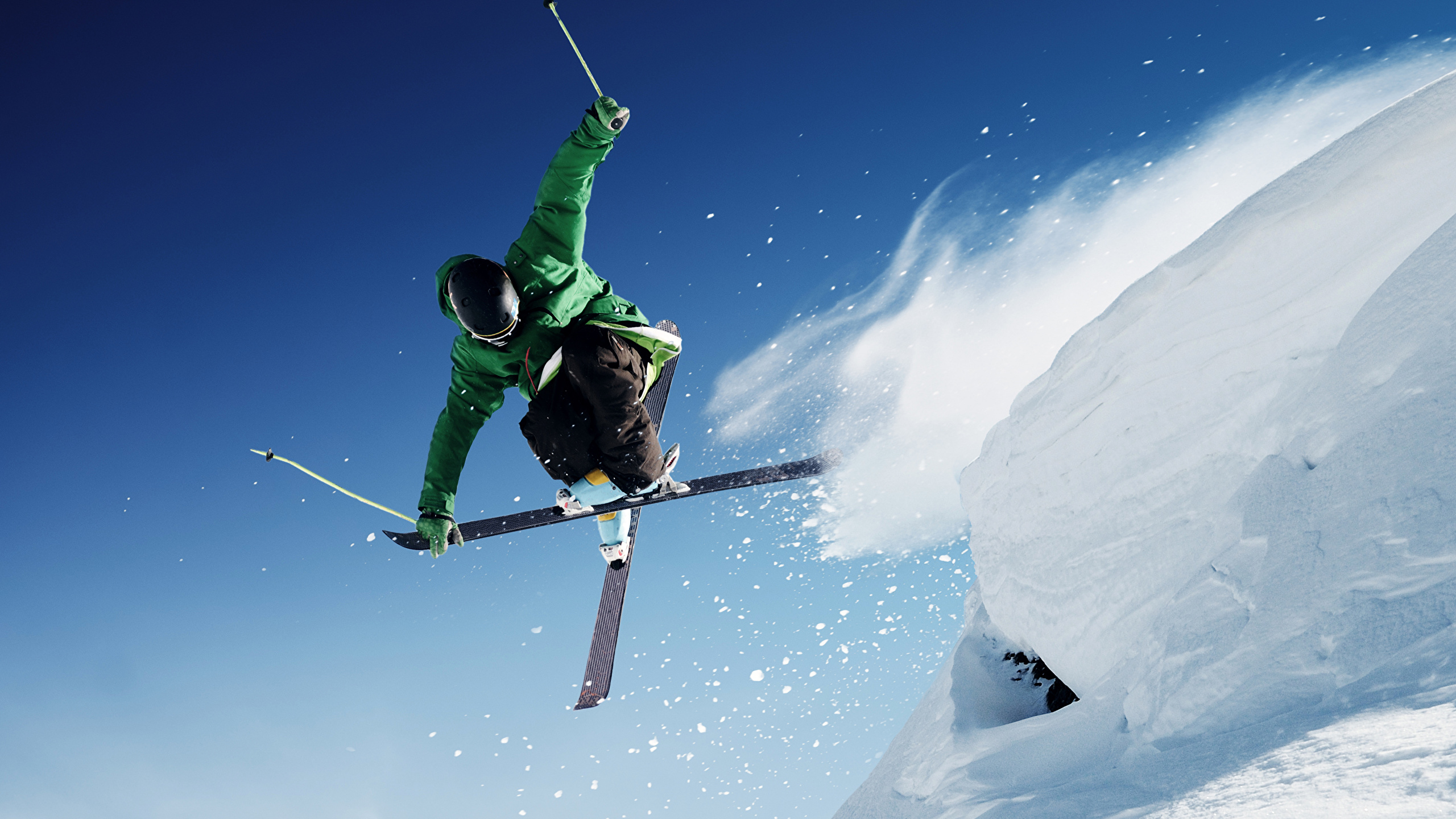 壁紙 2560x1440 スキー 男性 飛び 雪 スポーツ ダウンロード 写真