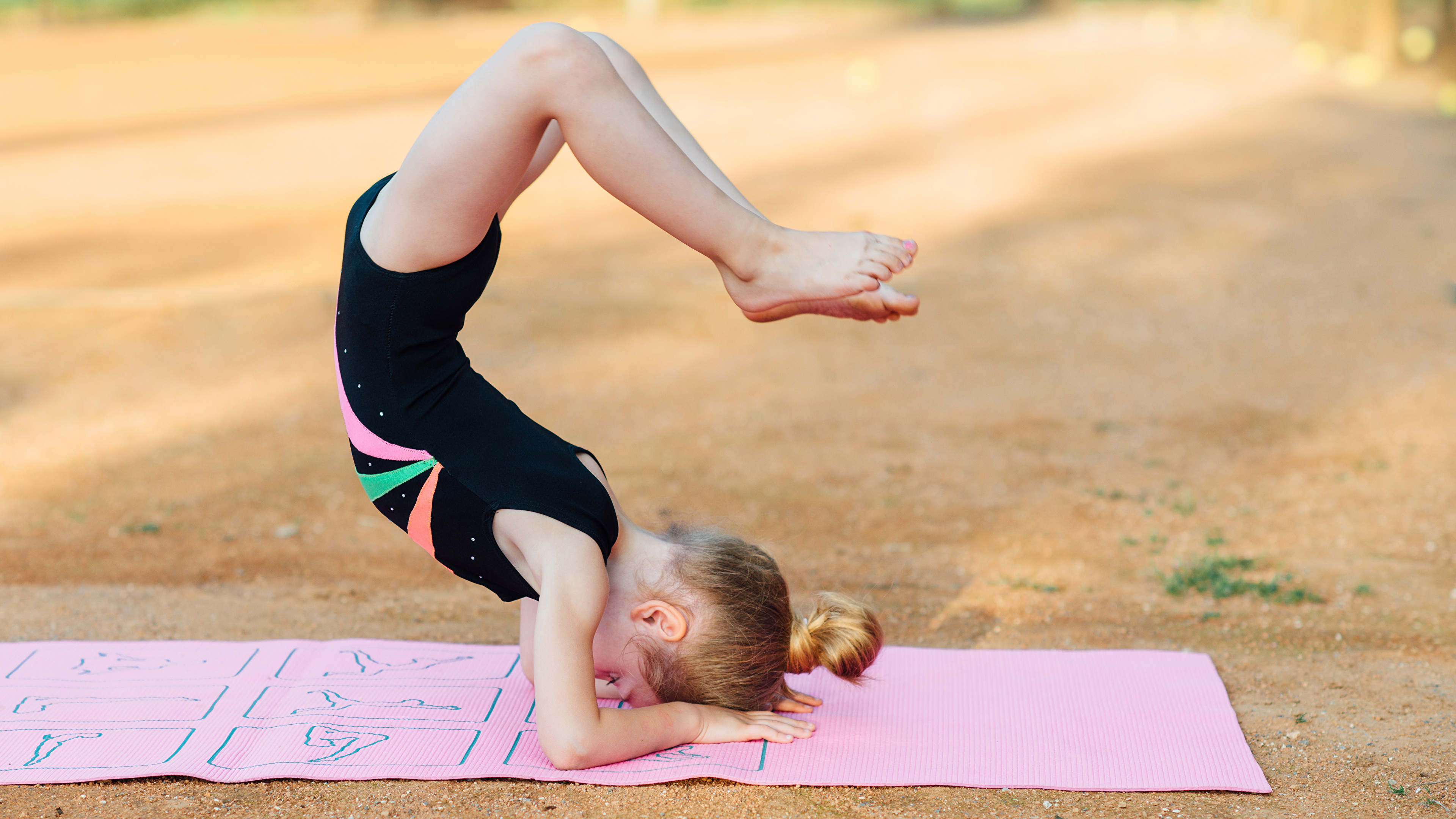 Fotos Von Kleine Mädchen Trainieren Kind Gymnastik Bein 3840x2160 