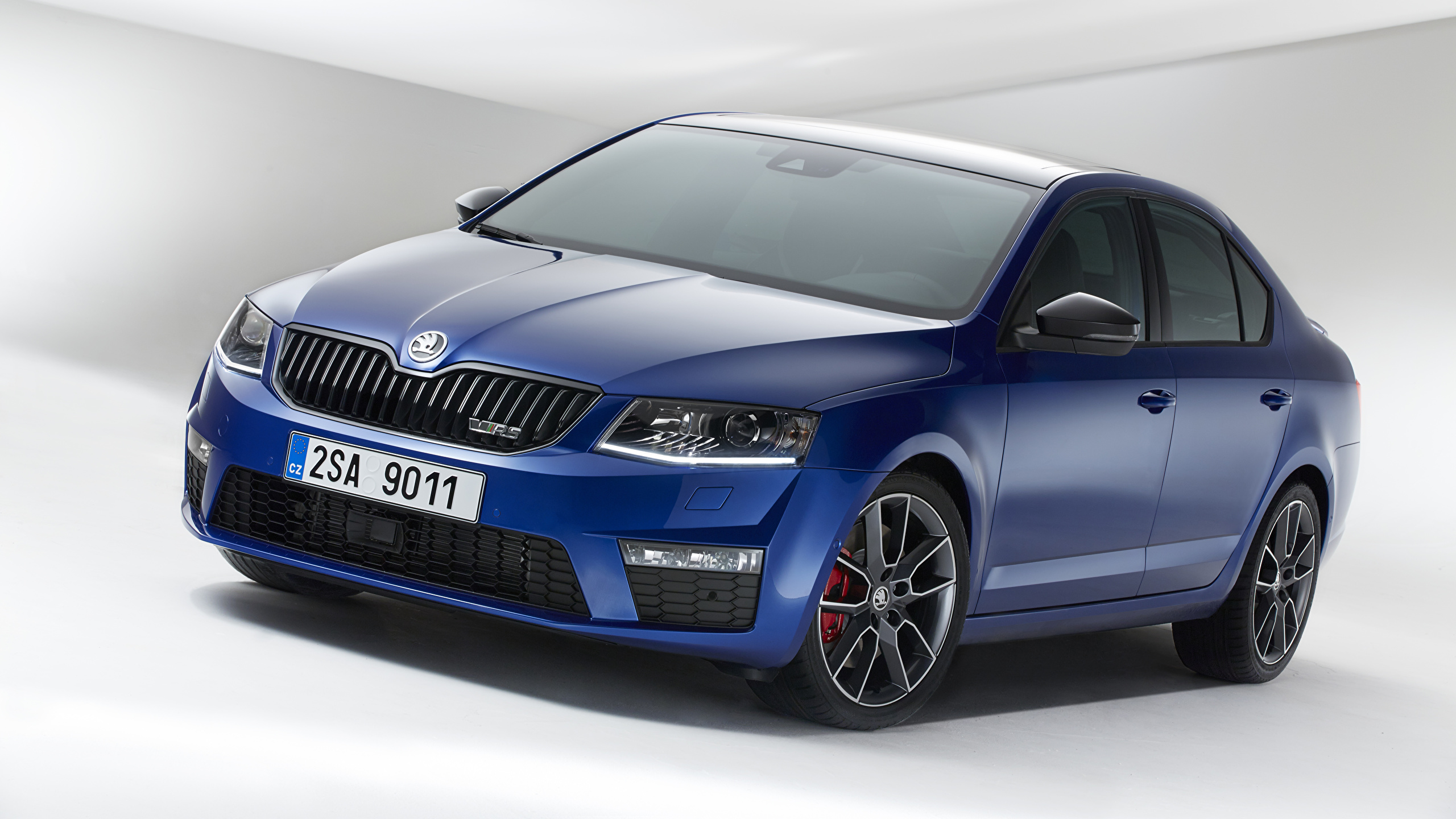 Обои для рабочего стола Skoda Octavia RS Синий машины 2560x1440