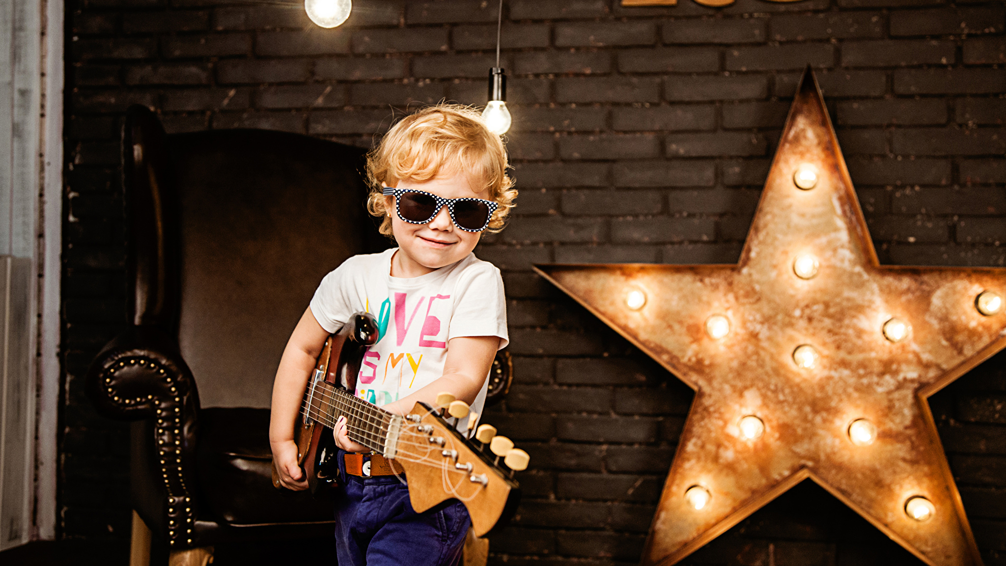 Дети со звезд. Звезды для детей. Детская фотосессия с гитарой. Гитара для детей. Малыш в стиле рок.