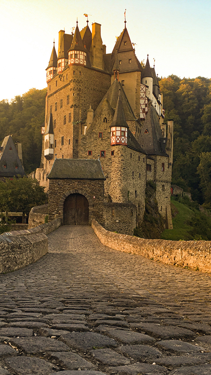 Castle road. Замок Элис Кастл Германия. Город Эльц Германия. Германия замок Митвиц. Замок Эльц мистика.