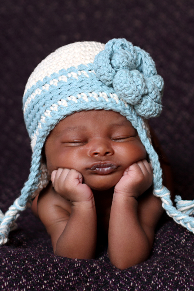 壁紙 640x960 赤ちゃん 暖かい帽子 眠る 手 黒人 子供 ダウンロード 写真