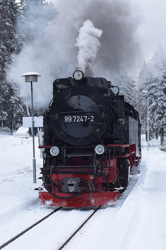 壁紙 640x960 冬 列車 鉄道 雪 煙 ダウンロード 写真