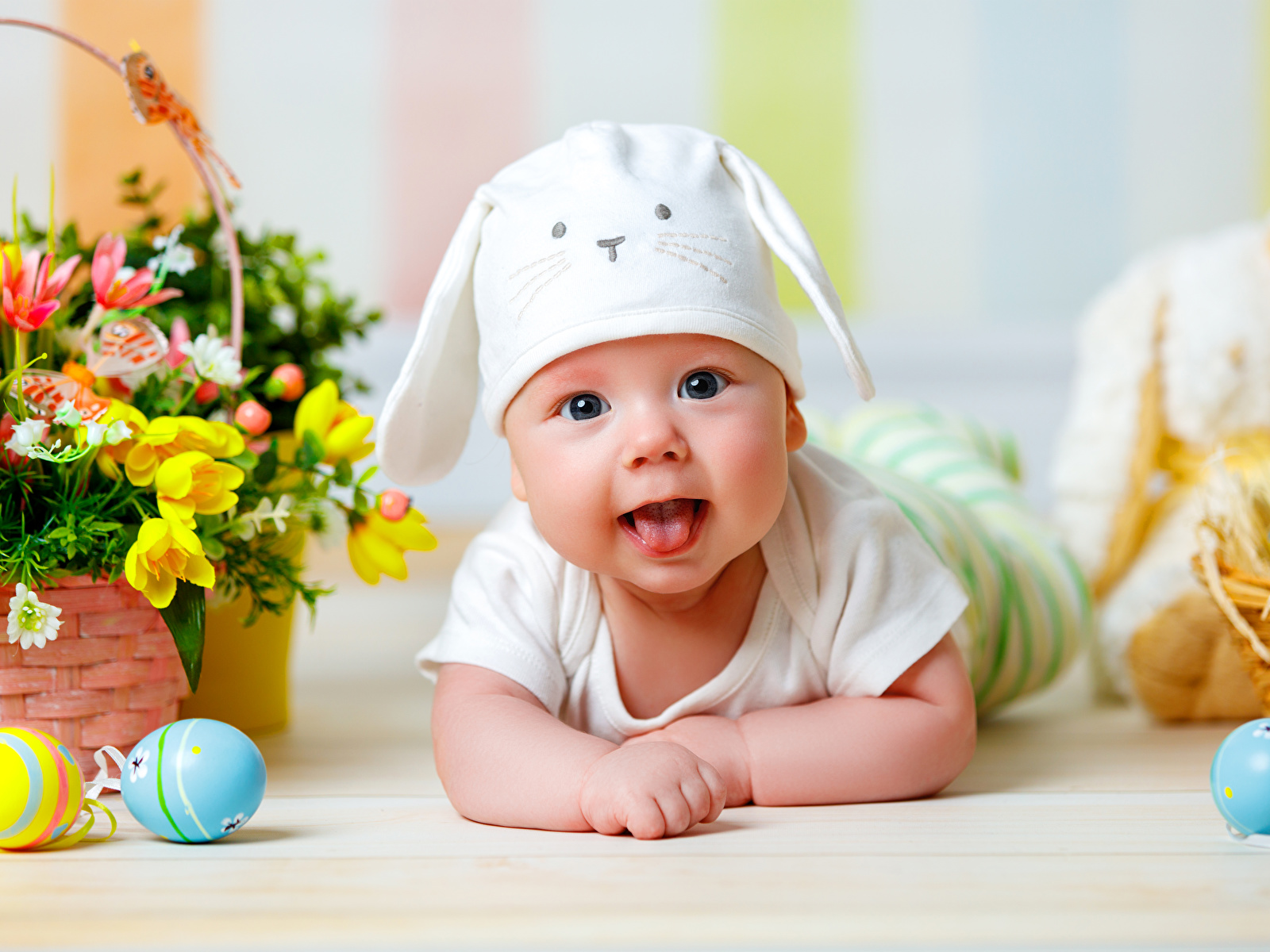 Grondig het is nutteloos strategie Foto Pasen Baby Glimlach kind Eieren Winter Hoed Tong 1600x1200