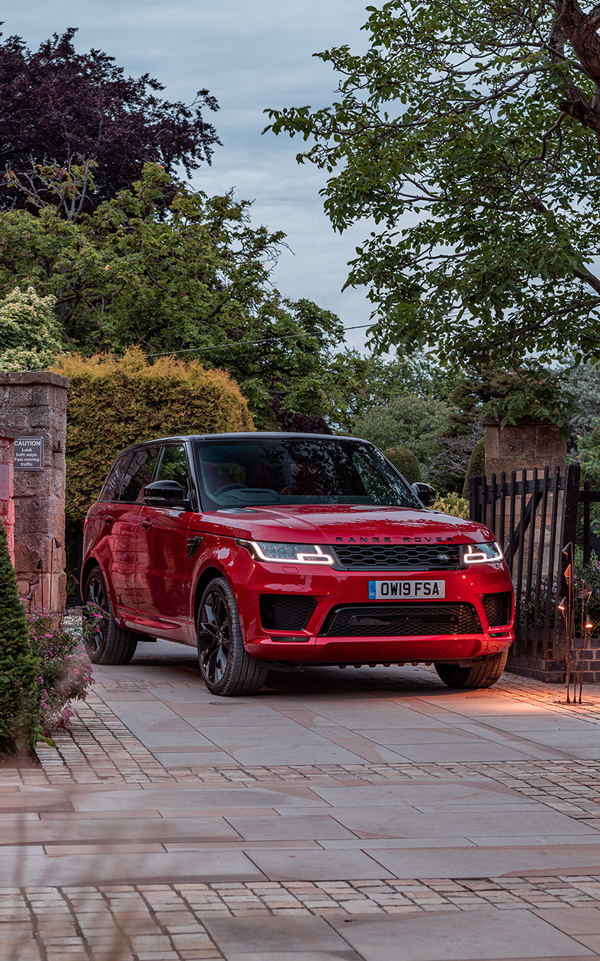 Red range. Рендж Ровер Эвок. Рендж Ровер 2019. Land Rover range Rover Sport. Range Rover Evoque Sport красный.