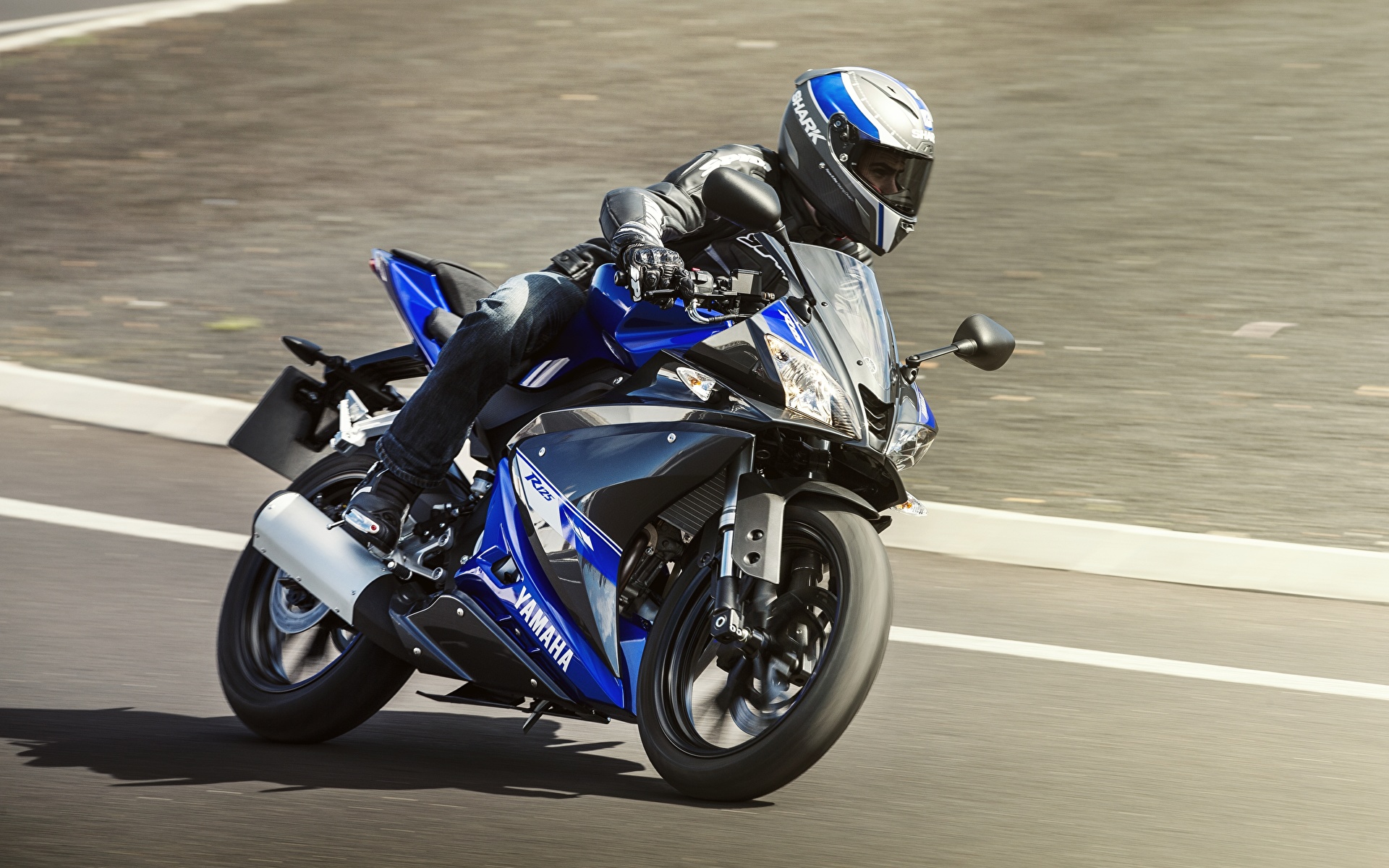 Bilder von Yamaha Helm 2014-17 YZF-R125 Motorrad Bewegung Motorradfahrer 1920x1200 Motorräder fährt fahren fahrendes Geschwindigkeit