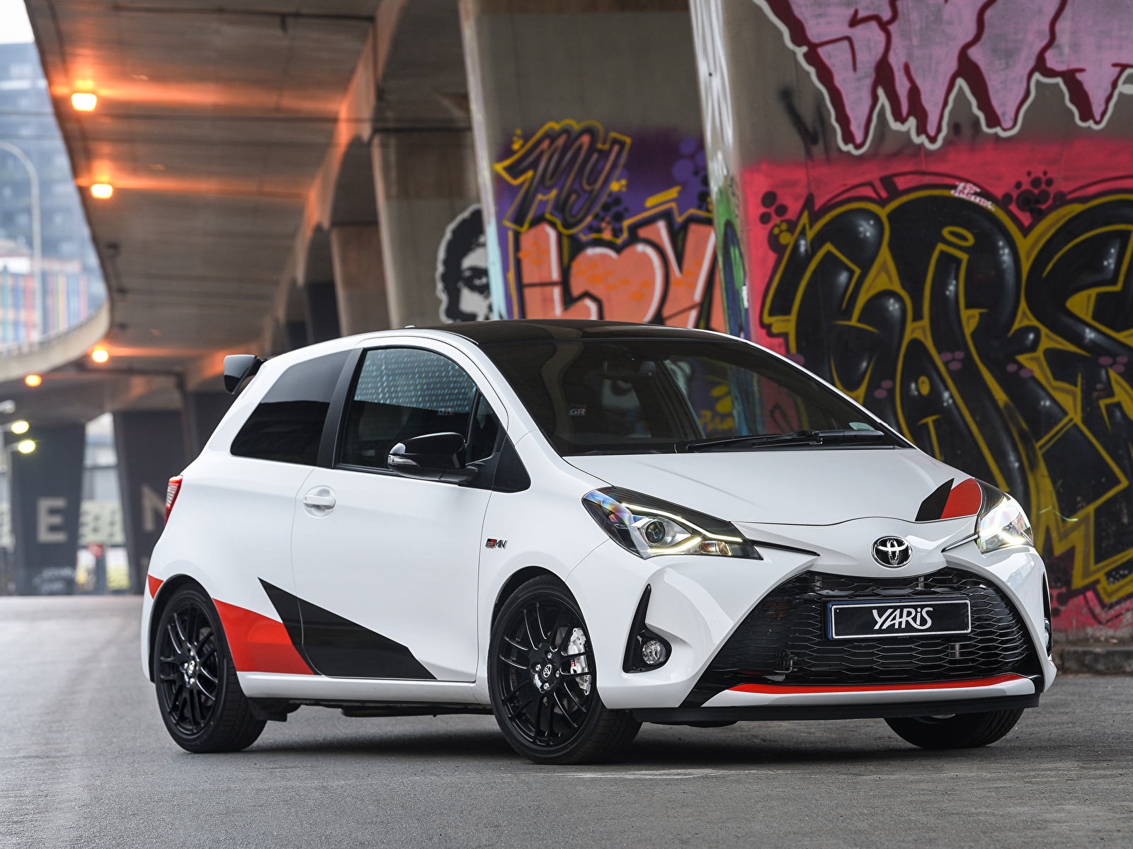 Pictures Toyota 2018 Yaris GRMN White Cars 1600x1200