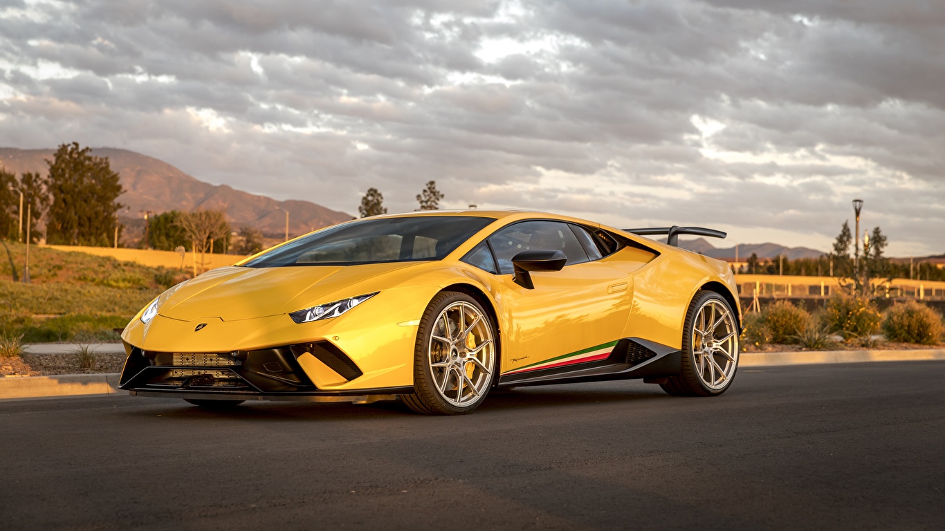 Фотография Ламборгини Performante Huracan желтые машины 1366x768