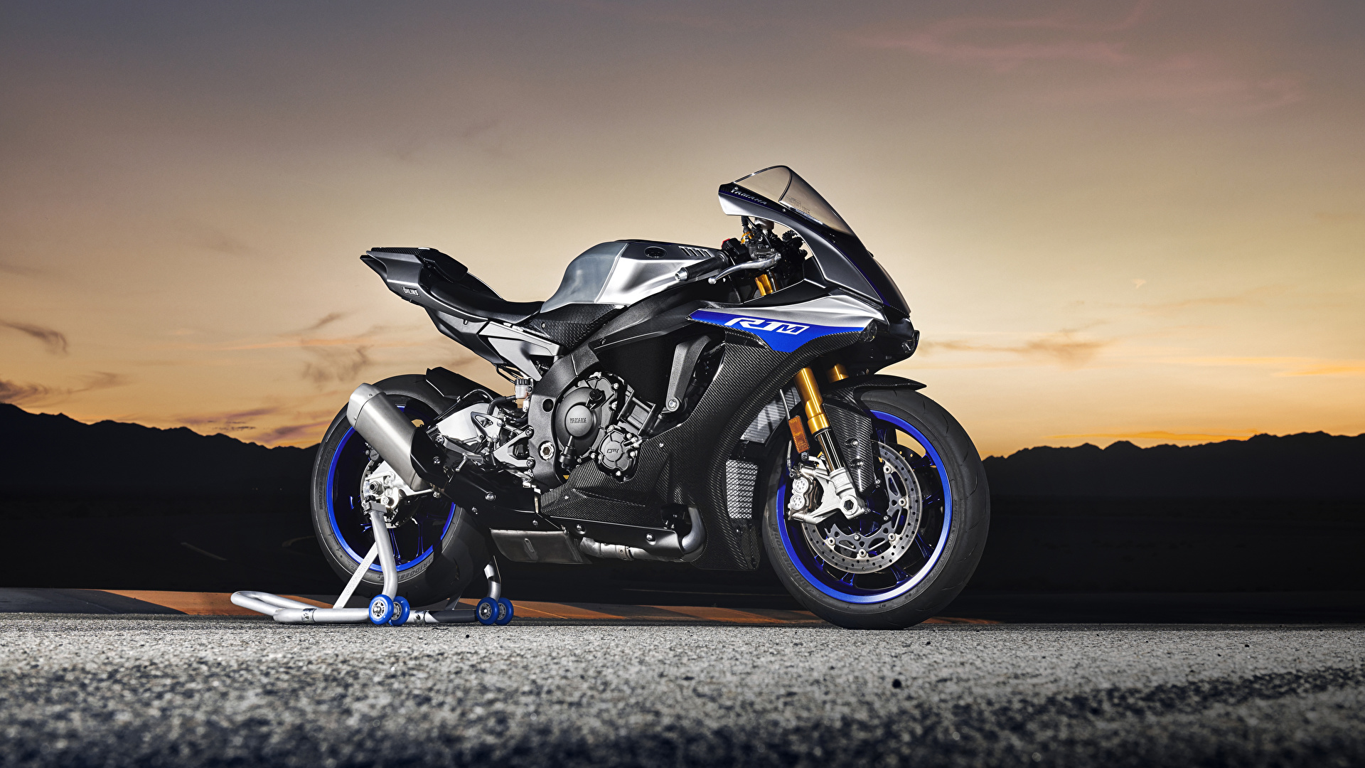 Images Yamaha 2018 YZF-R1M Motorcycles Side 1920x1080