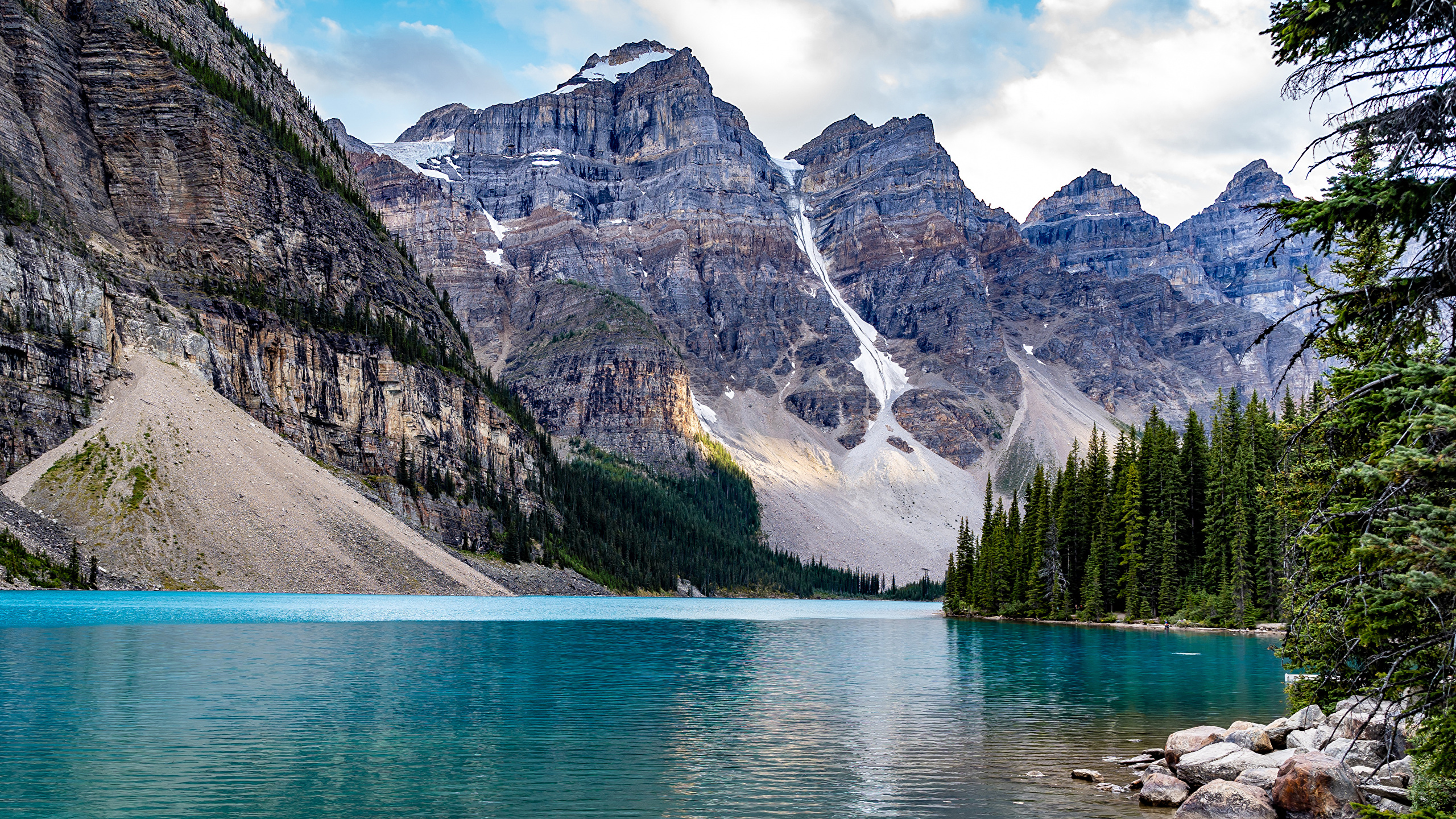 壁紙 2560x1440 カナダ 公園 山 湖 石 Lake Moraine バンフ国立公園 自然 ダウンロード 写真