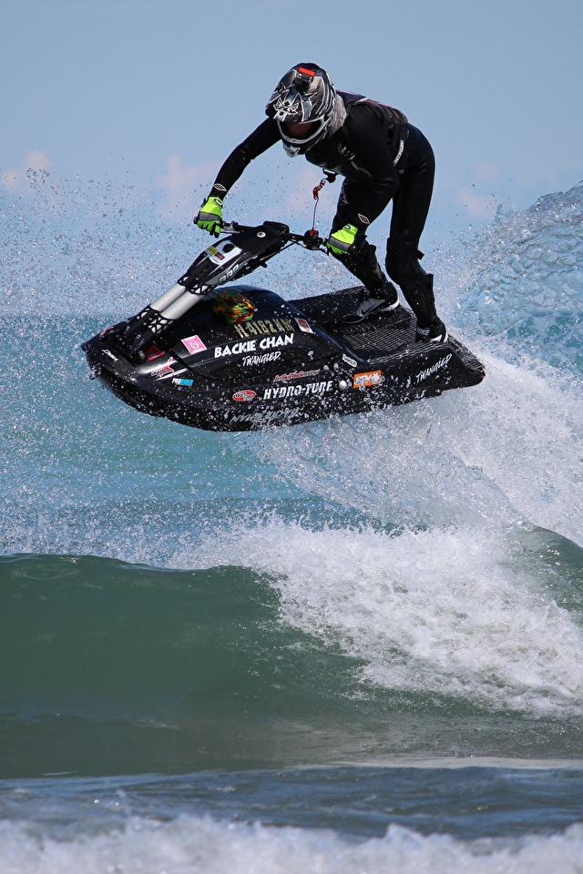 壁紙 640x960 波 水上オートバイ 水飛沫 ヘルメット スポーツ ダウンロード 写真