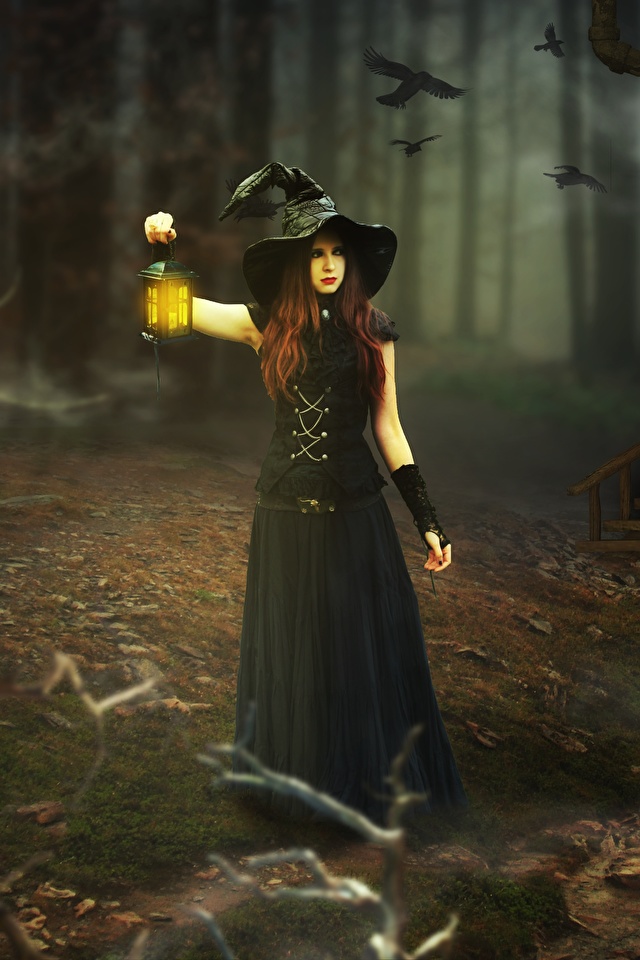 Mulheres De Chapéu No Quarto Da Bruxa No Halloween Imagem de Stock