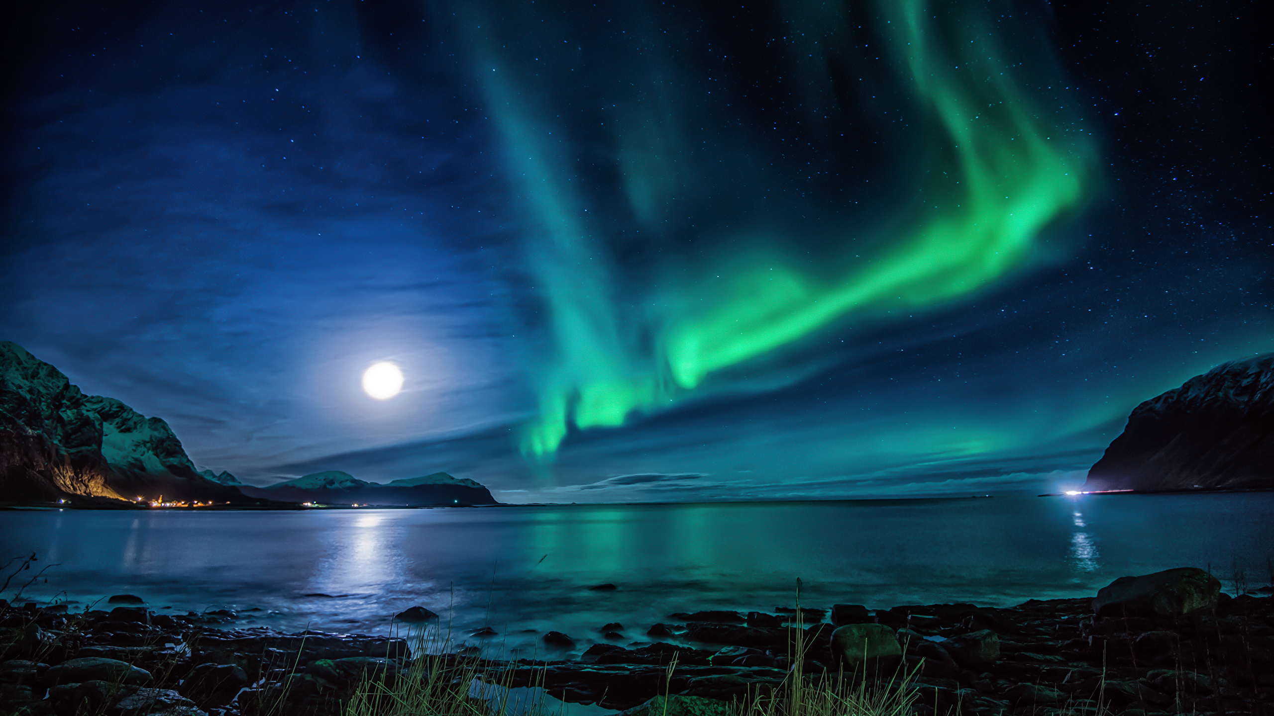 壁紙 2560x1440 ノルウェー ロフォーテン諸島 川 風景写真 オーロラ 夜 月 自然 ダウンロード 写真