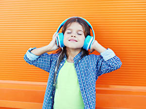 Fondos de escritorio Niñas Auriculares Camisa Mano Relajarse niño