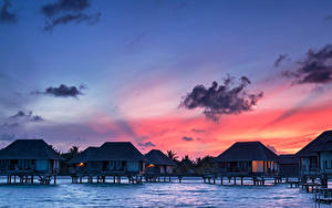 Bureaubladachtergronden Maldiven Tropisch Zonsopgangen en zonsondergangen Bungalow Wolken