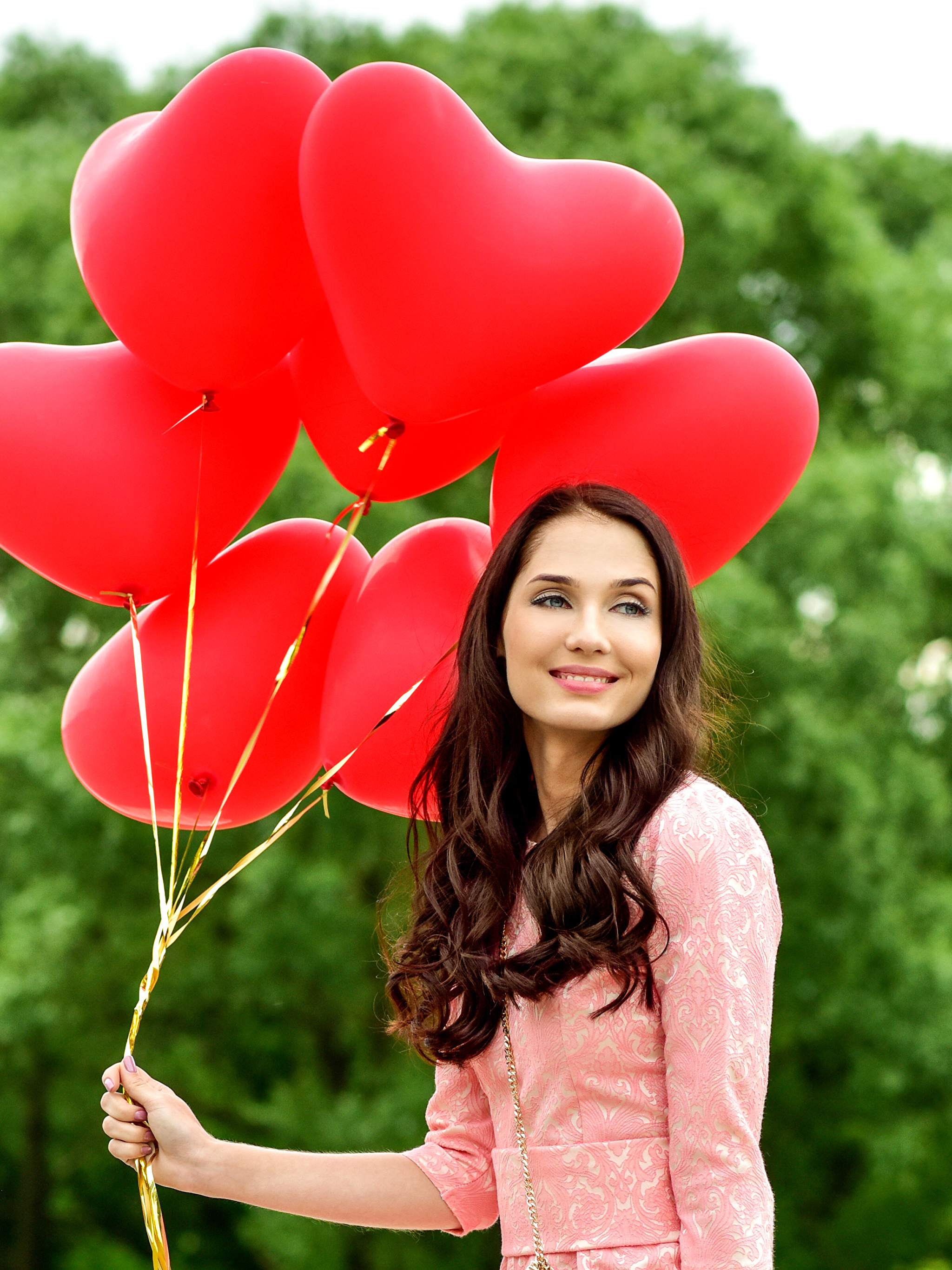 A woman is heart. Девушка с воздушными шарами. Фотосессия с воздушными шарами. Красивые девушки с сердечками. Девушка с шарами сердечками.