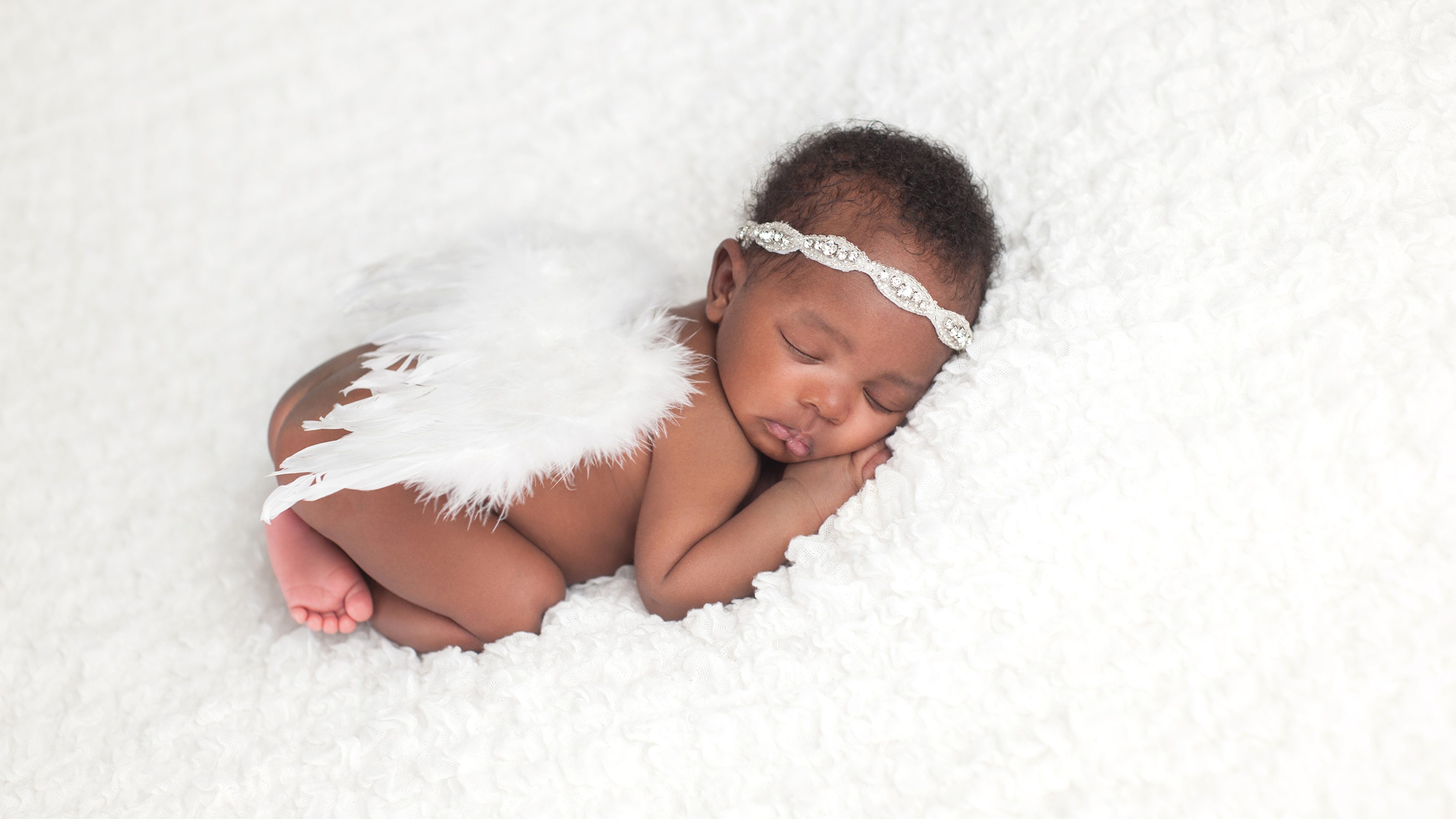 壁紙 3840x2160 天使 赤ちゃん 眠る 翼 黒人 子供 ダウンロード 写真