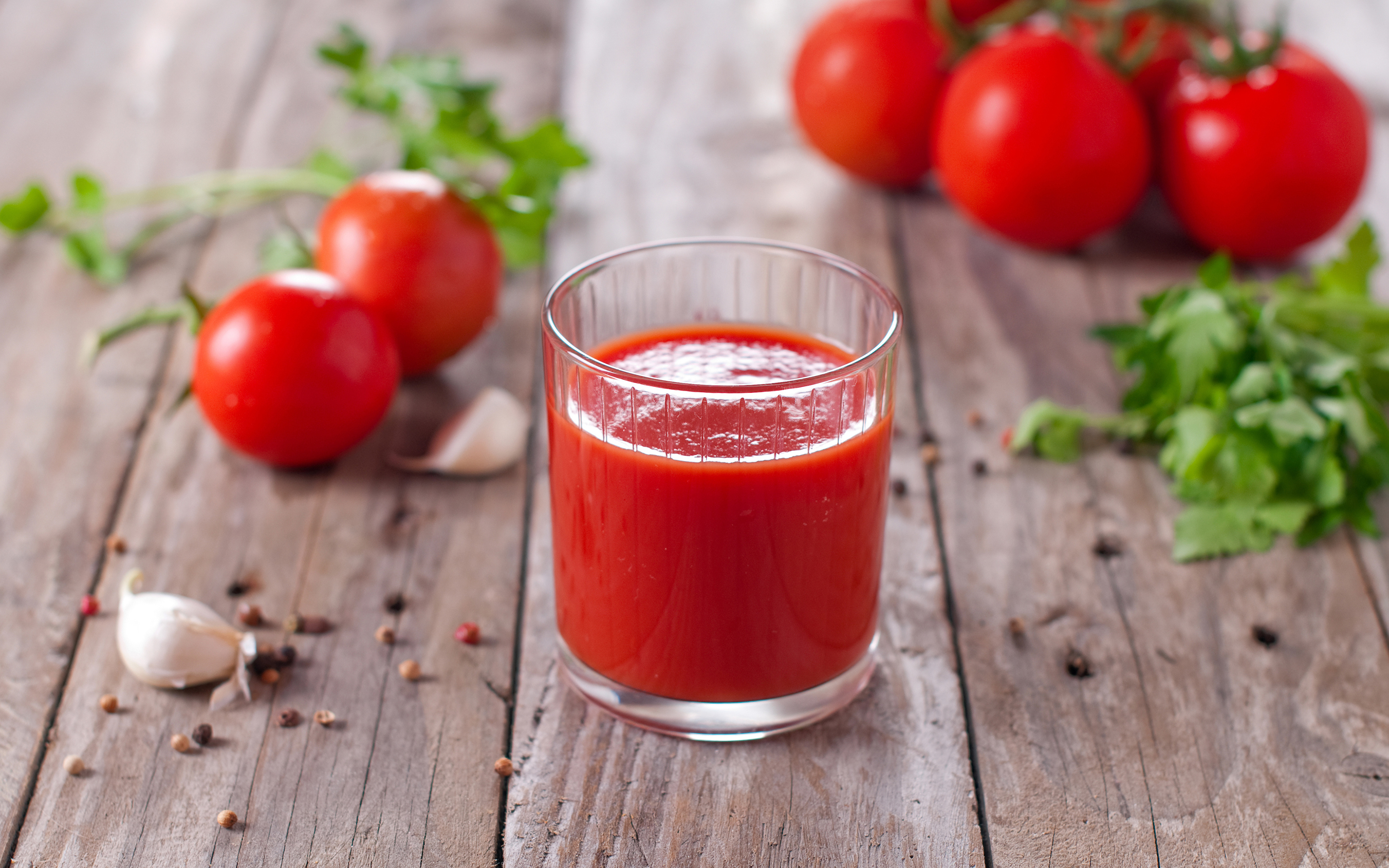 Сок из помидор рецепт домашнего приготовления. Томатный сок. Томатный сок с пряностями. Помидоры в томатном соке. Стакан томатного сока.