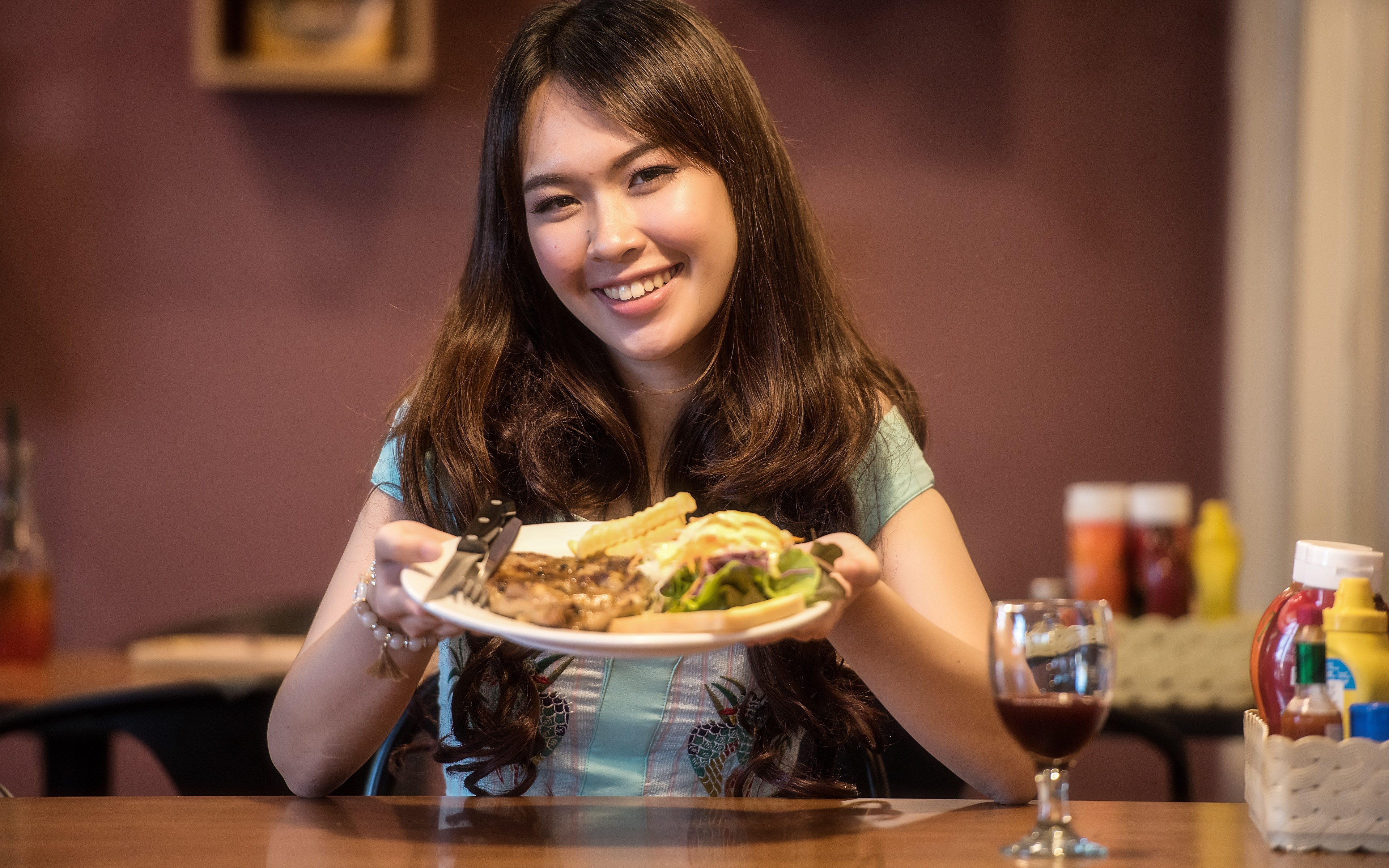 She ate her dinner. Еда на женщине. Человек с едой. Девушка с тарелкой еды. Девушка.