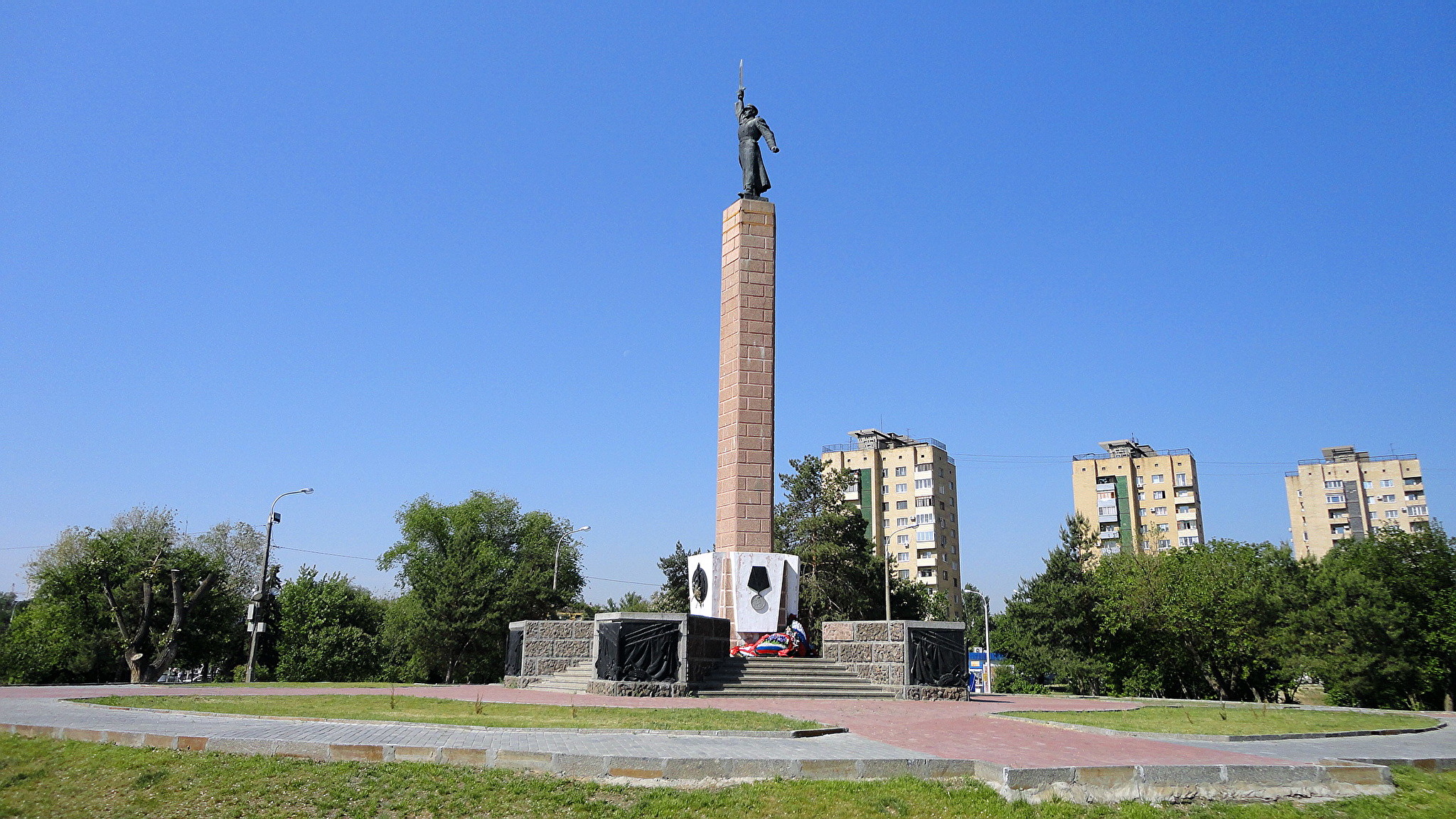 Площадь волгоградской. Памятники советского района города Волгограда. Обелиск Волгоград. Площадь Чекистов города Волгограда центрального района. Город герой Волгоград.