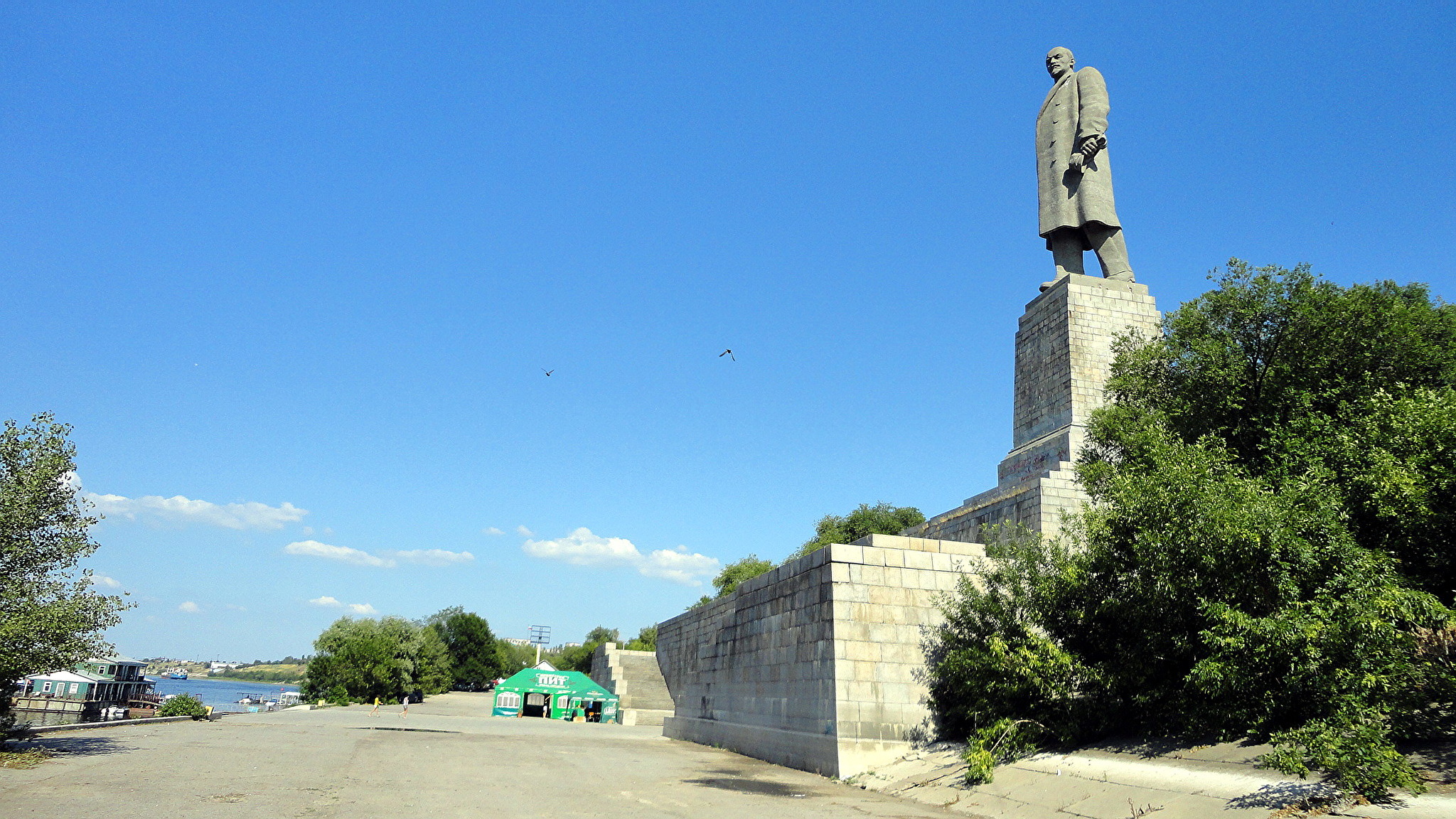 Памятник ленину красноармейский. Монумент Волгоград Красноармейский район. Монумент Ленина в Красноармейском районе Волгограда. Волгоград памятник Ленина Красноармейск. Памятник Ленину в Красноармейском районе Волгограда.