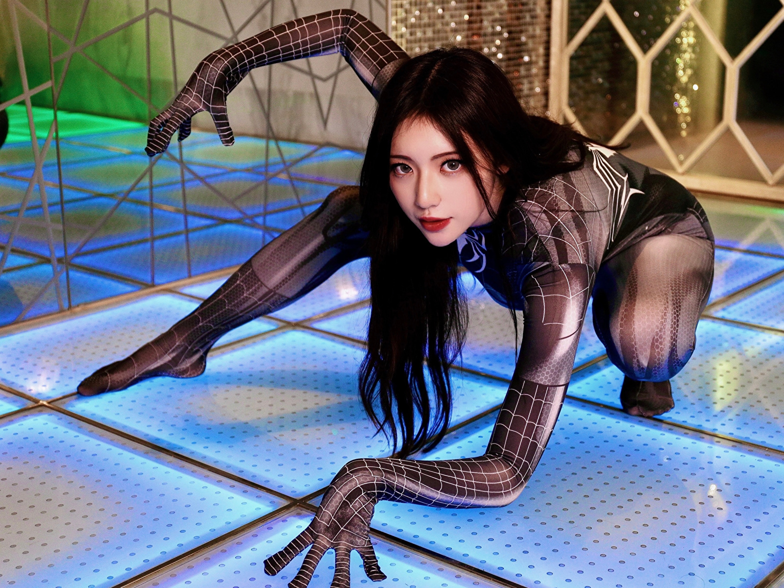 Fotos Spiderman Held Pose Mädchens Asiaten Hand Blick 1600x1200 posiert junge frau junge Frauen Asiatische asiatisches Starren