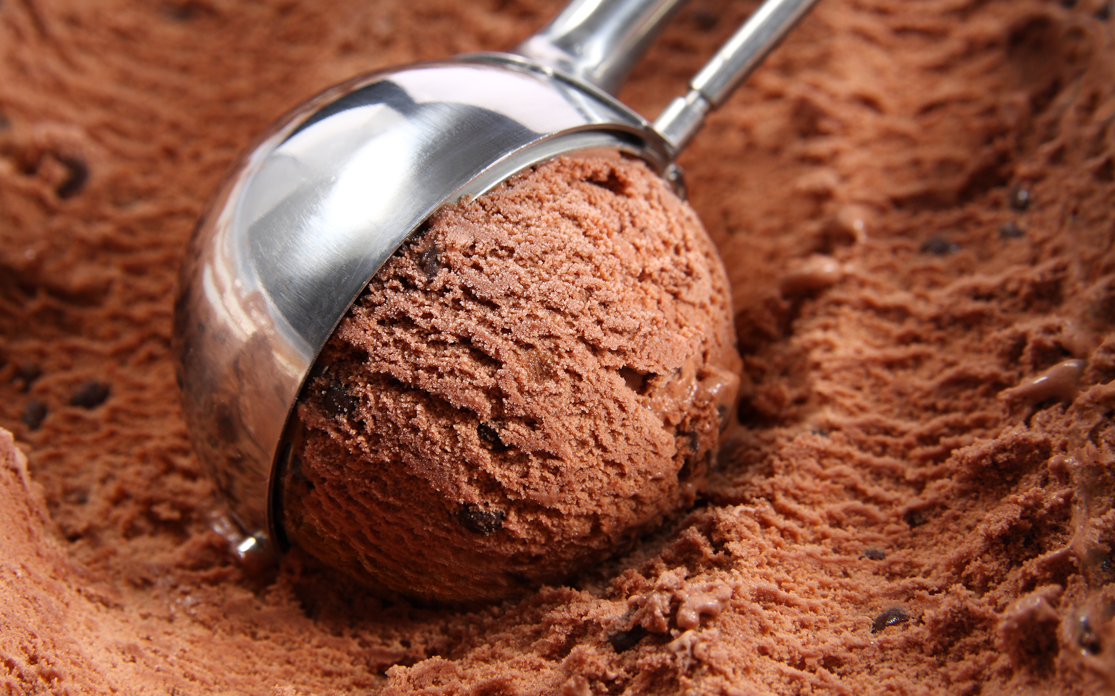 Choco ice. Шоколадное мороженое. Шоколадное мороженое шарик. Мороженое с шоколадом. Шоколадный пломбир.