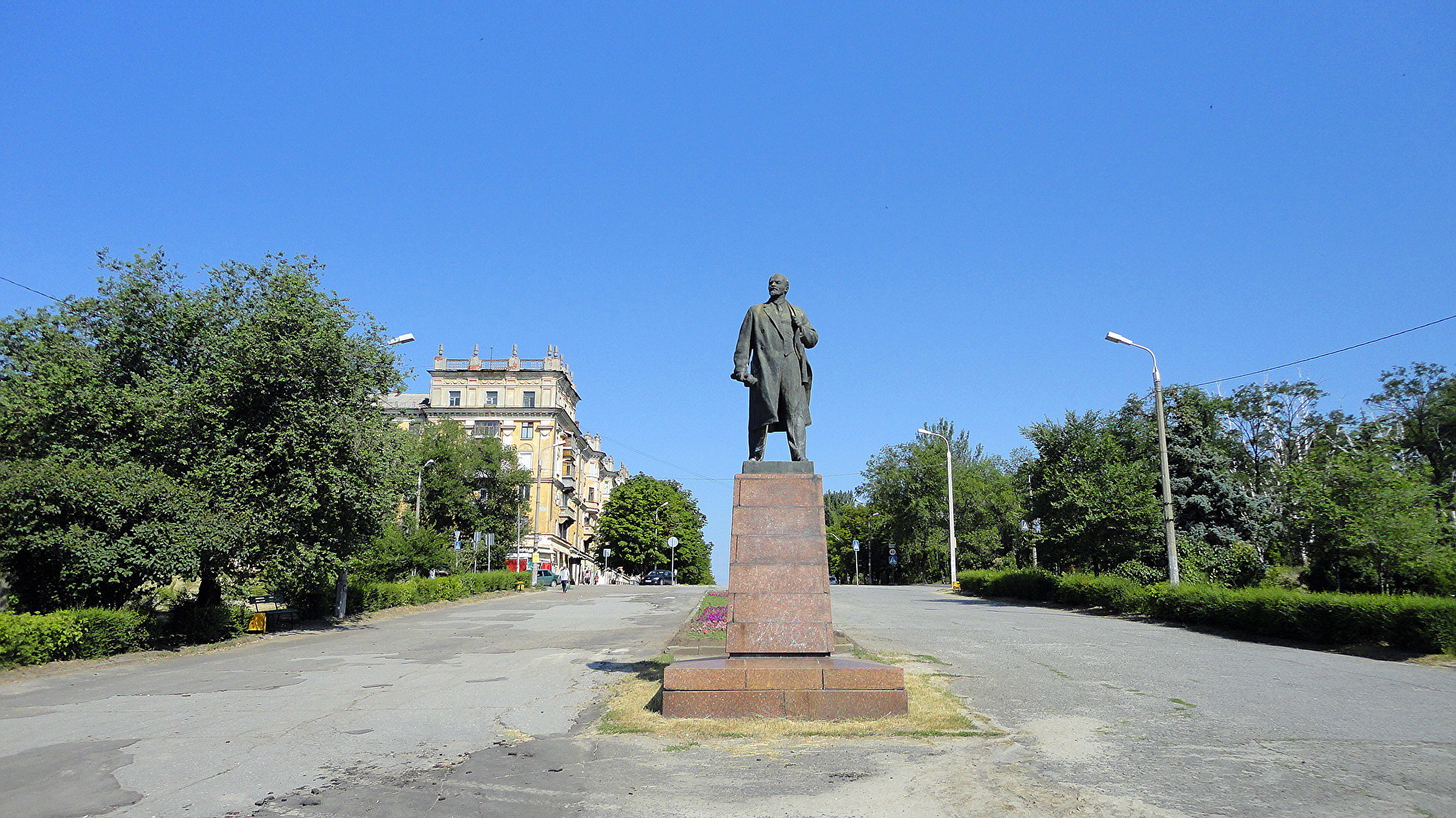 Памятник ленину фото. Памятник Ленину в Волгограде. Памятник Ленину в Волгограде, улица Титова. Памятник Ленину Саратов. Памятник Ленину в Волгограде картинки.