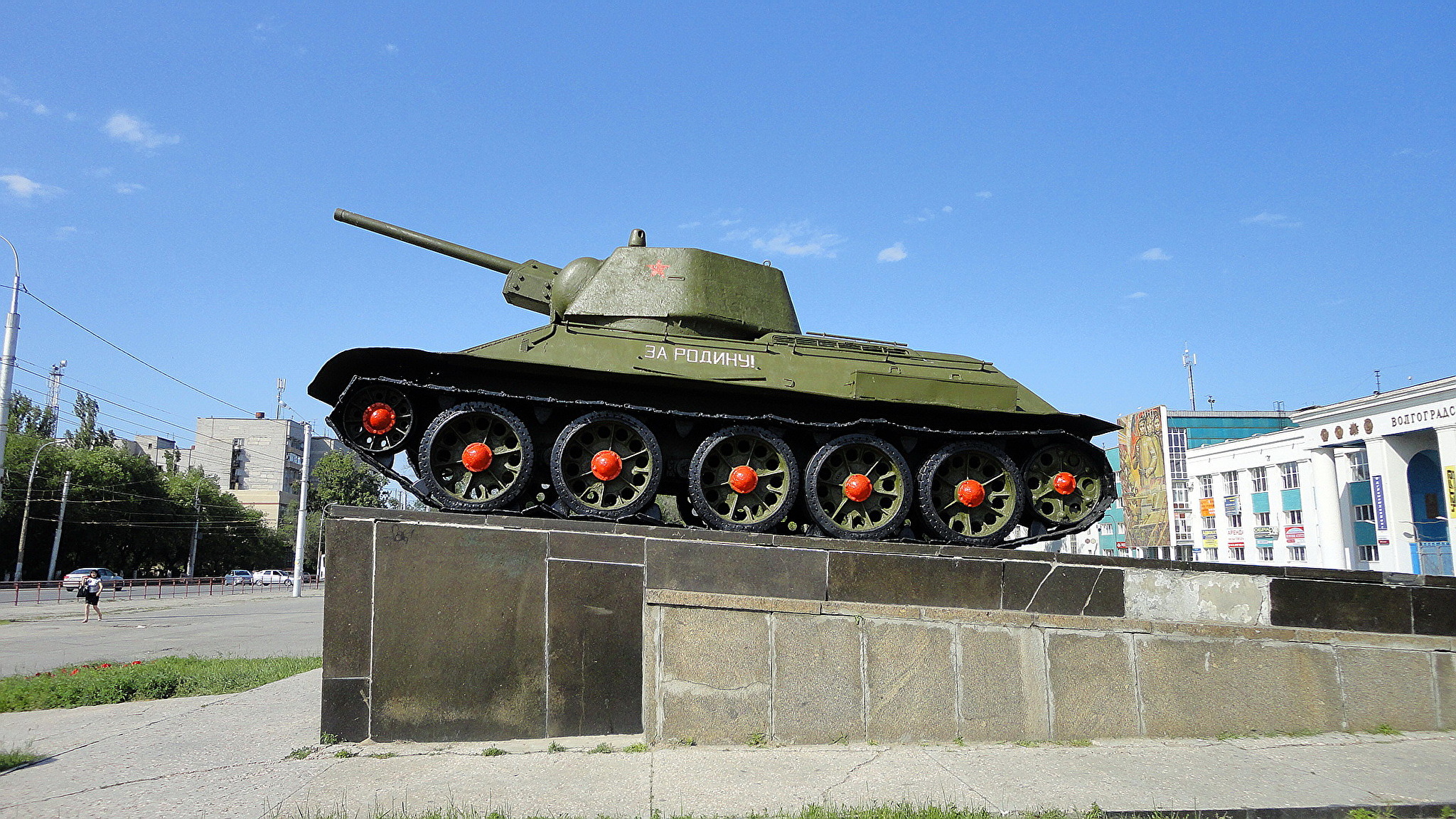 Техника волгоград. Памятник танк т-34 Волгоград. Т 34 Волгоград. Танк т-34 на площади Дзержинского Волгоград. Волгоград тракторный танк т34.