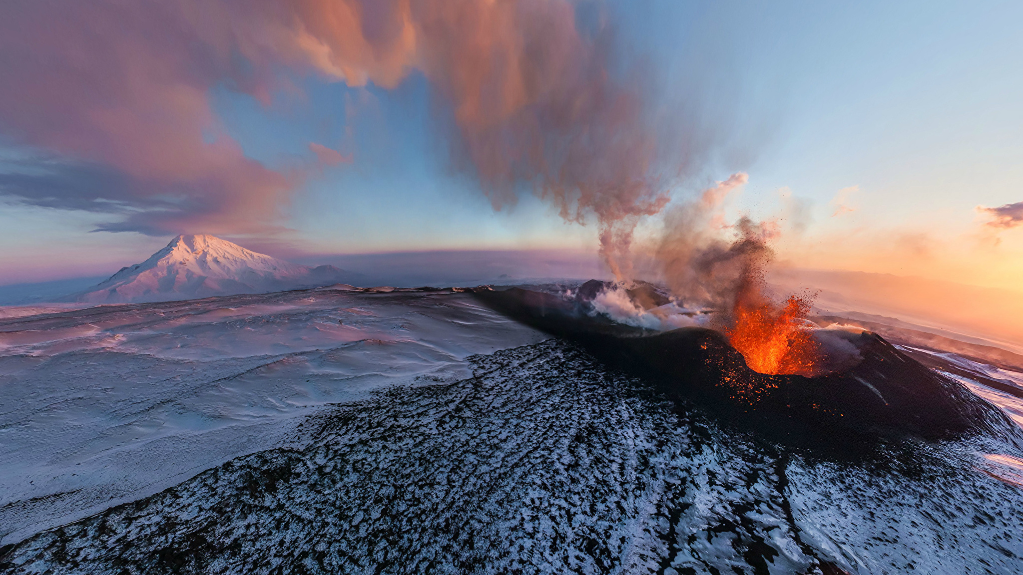 Сильные землетрясения вулканы гейзеры наблюдаются. Вулкан Ключевская сопка. Эребус лавовое озеро. Извержение вулкана Ключевская сопка. Вулкан Ключевская Толбачик.