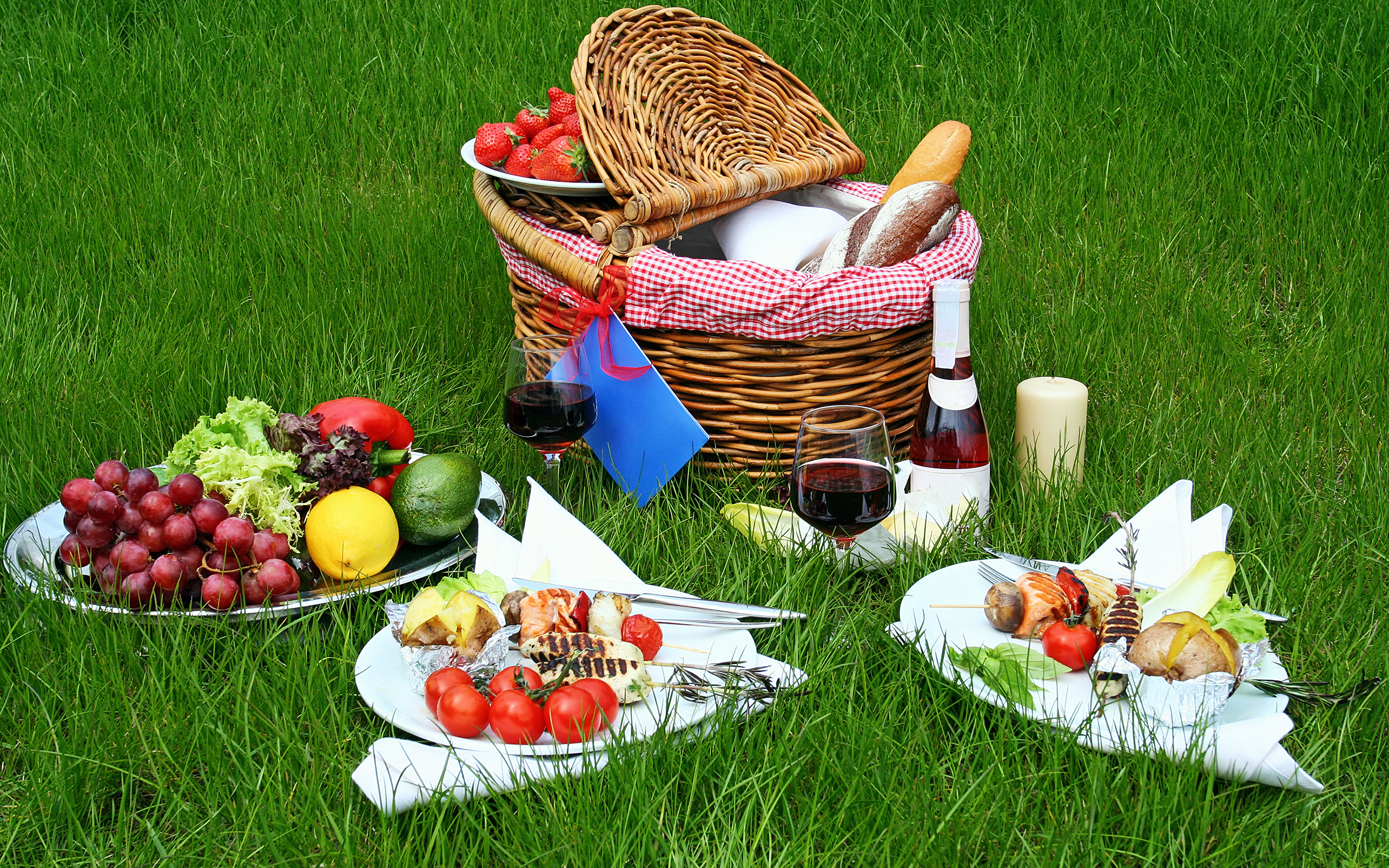 Авито пикнике. Пикник с фруктами. Пикник с фруктами на природе. На природе на пикник с фруктами и овощами. Пикниковая корзина с овощами и фруктами.