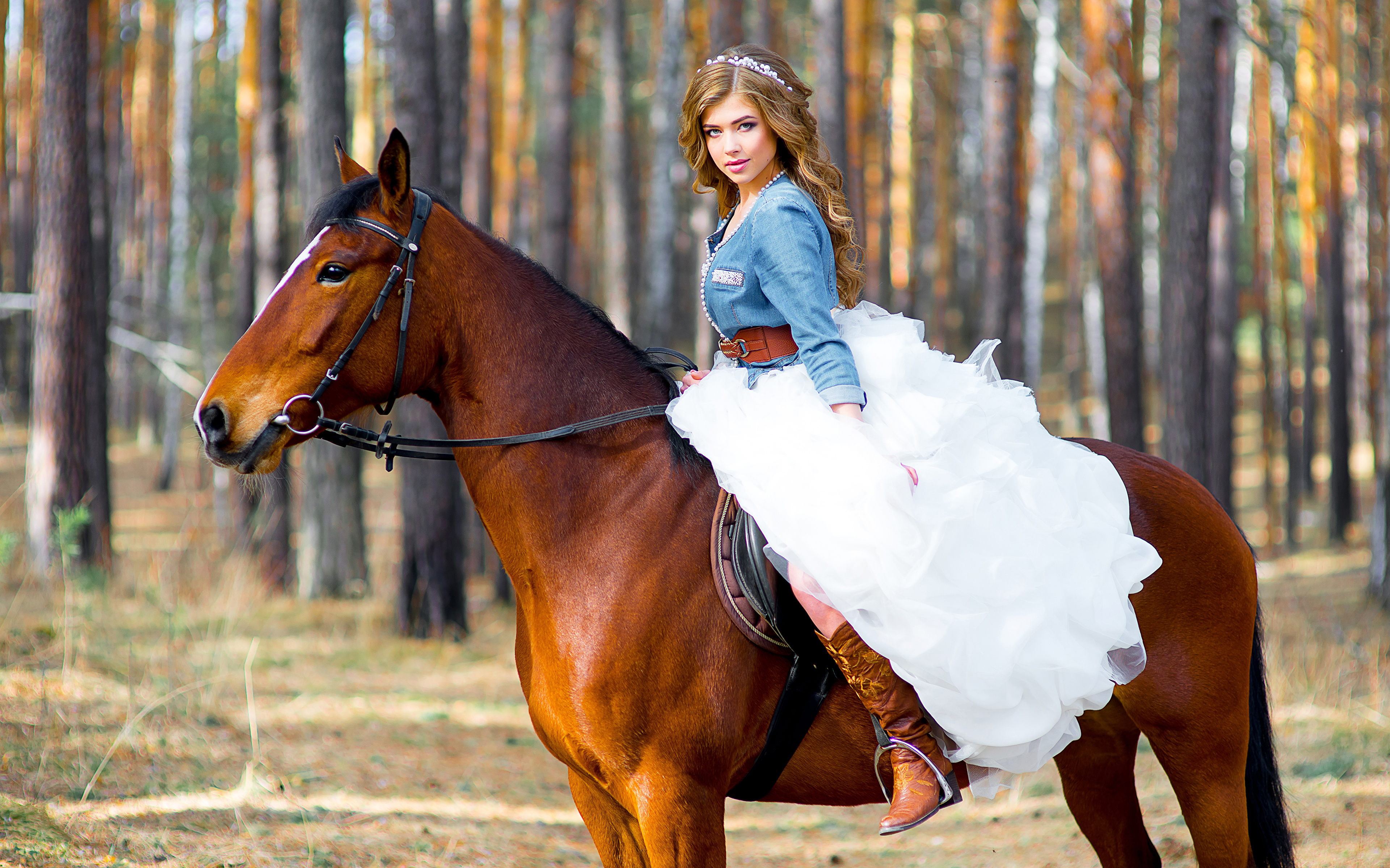 Девки и лошади. Красивая фотосессия с лошадью. Фотосессия верхом на лошади. Девочка верхом на лошади. Фотосессия с лошадьми образы.