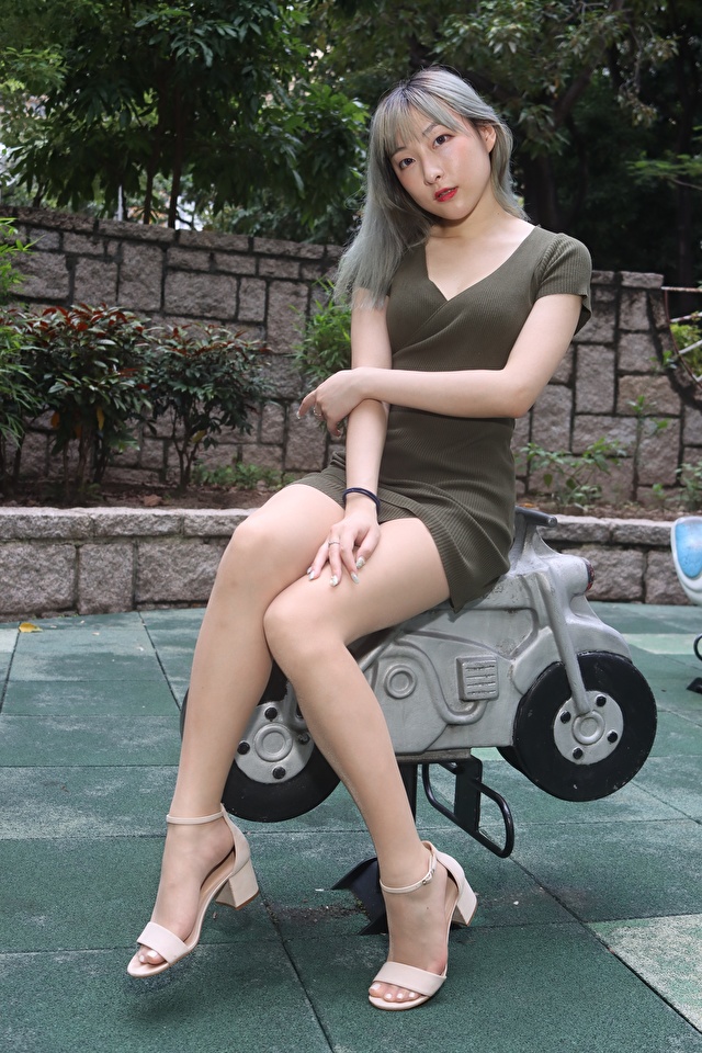 Bilder von Strumpfhose Mädchens Bein Asiaten Hand sitzen Kleid Stöckelschuh 640x960 für Handy junge frau junge Frauen Asiatische asiatisches sitzt Sitzend High Heels