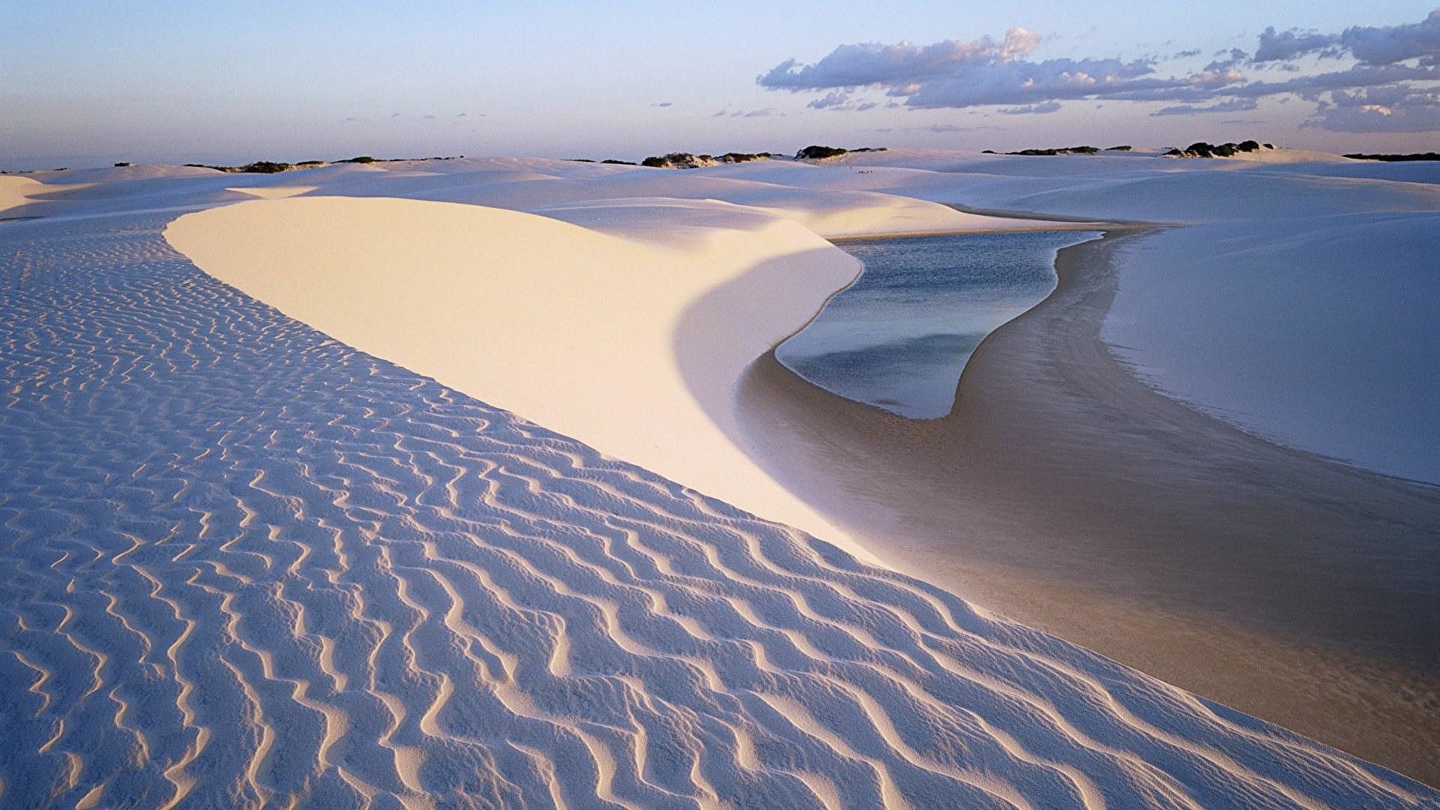 Desert water. Пустыня Ленсойс-Мараньенсес. Бразилия дюны Ленсойс. Национальный парк Ленсойс-Мараньенсис, Бразилия. Ленсойс-Мараньенсис, штат Мараньян, Бразилия.