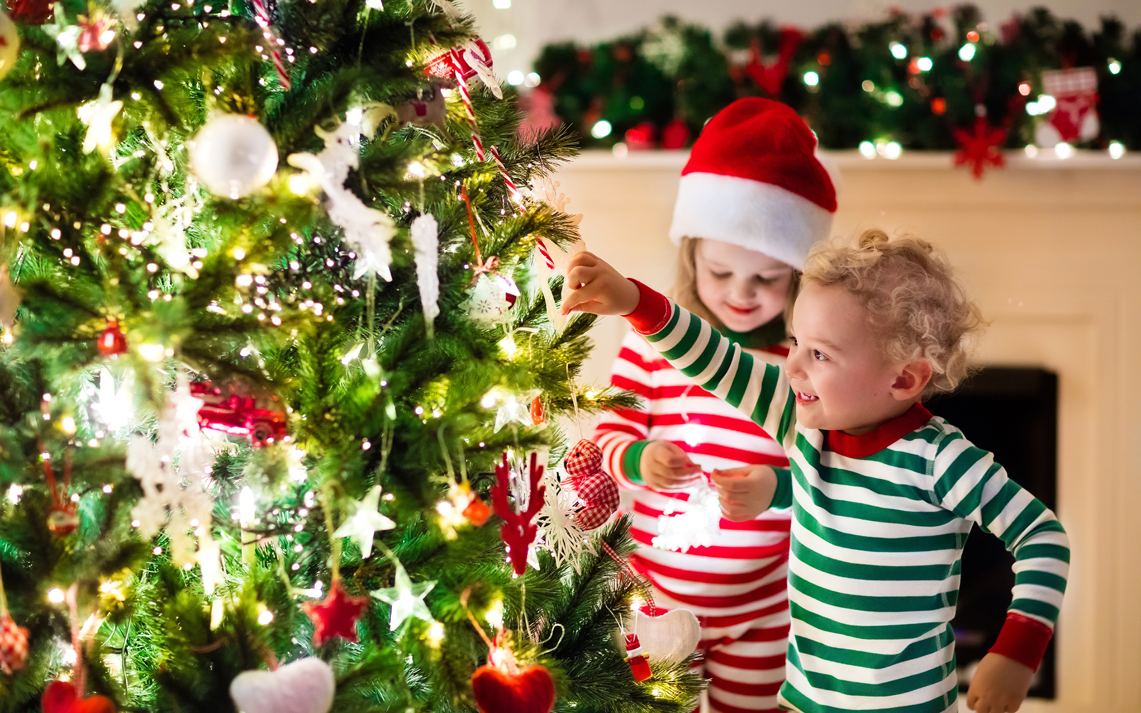 Детские ели. Новогодняя елка для детей. Новый год дети. Детям о Рождестве. Наряжаем елку.