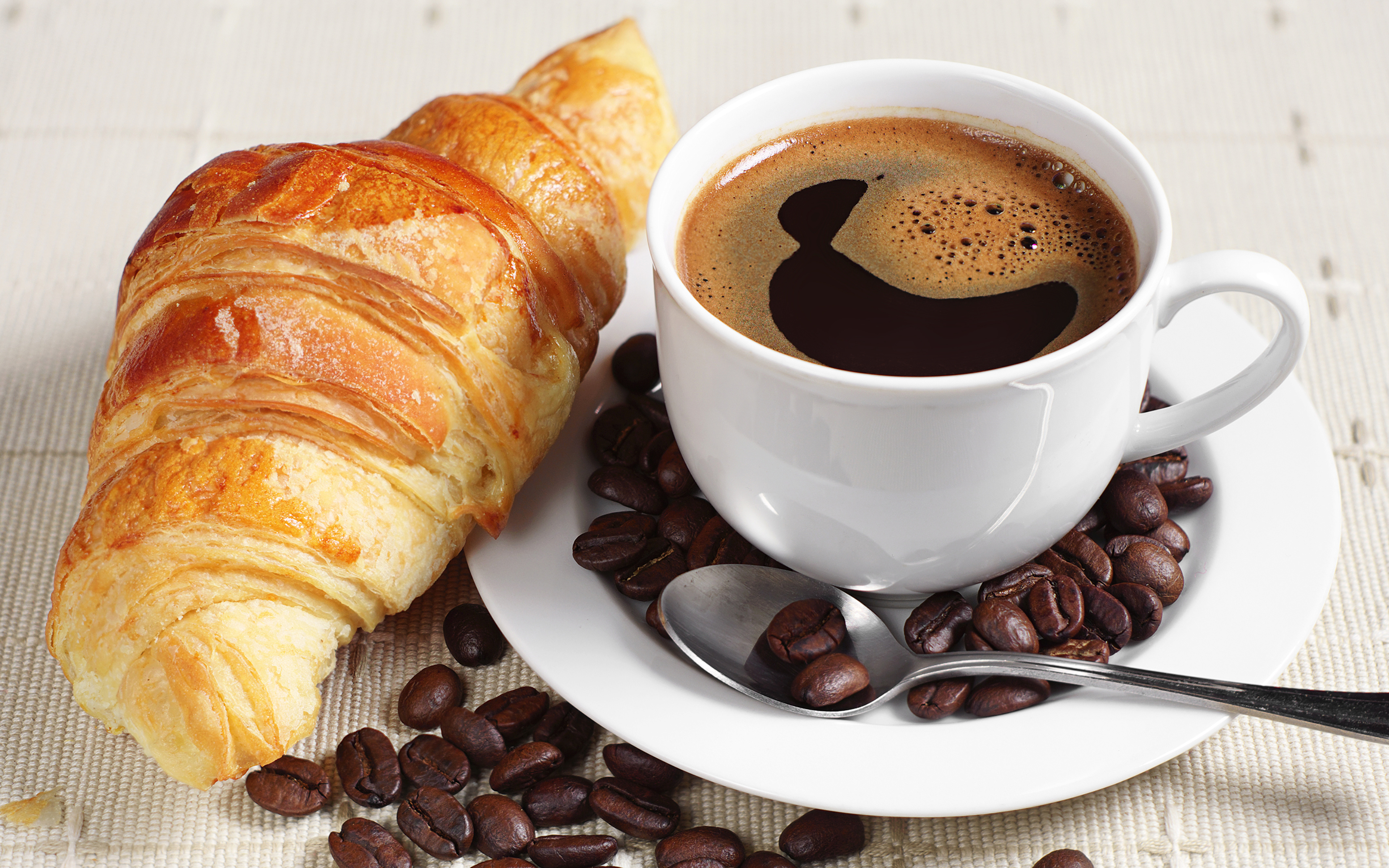 Resultado de imagen para cafe y croissant