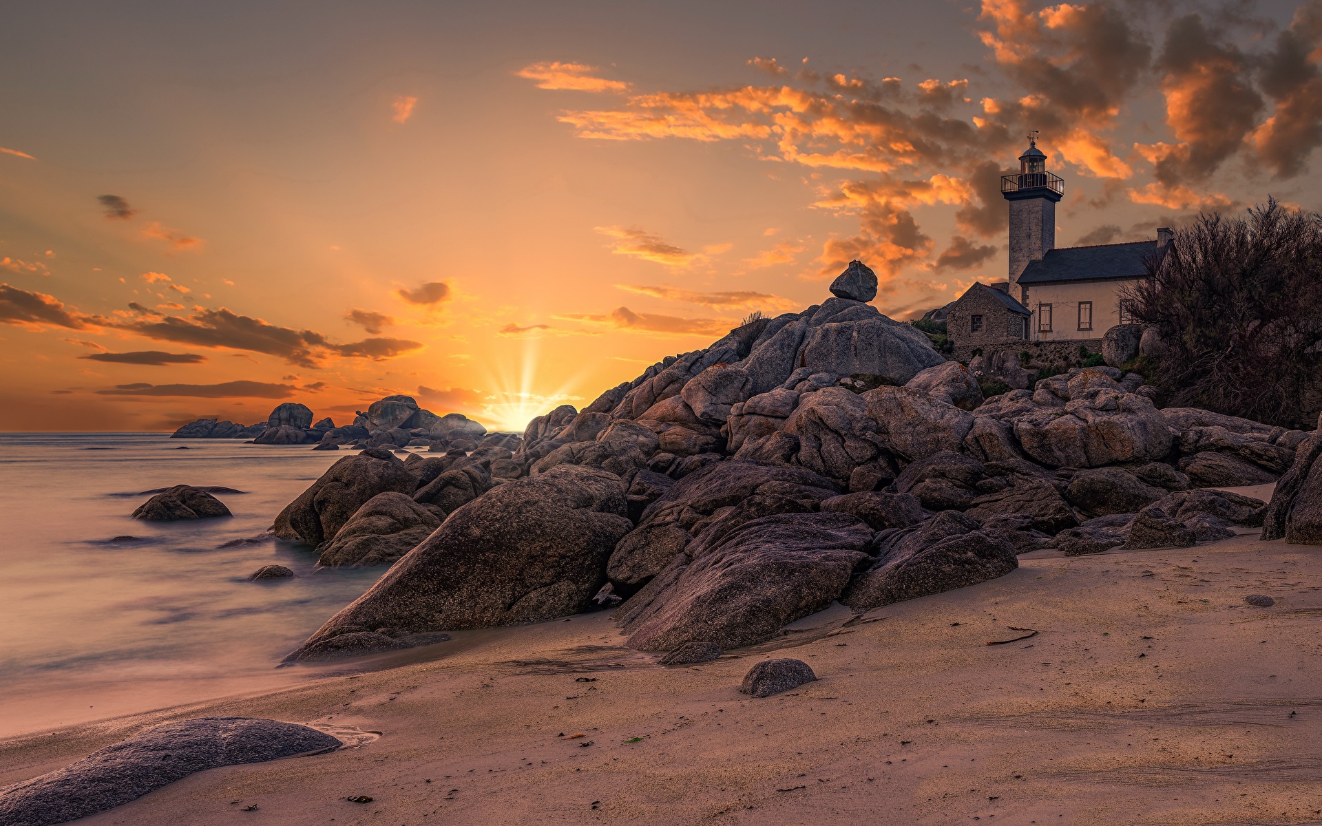 壁紙 19x10 フランス 海岸 朝焼けと日没 石 空 灯台 Bretagne Pontusval Lighthouse 自然 ダウンロード 写真