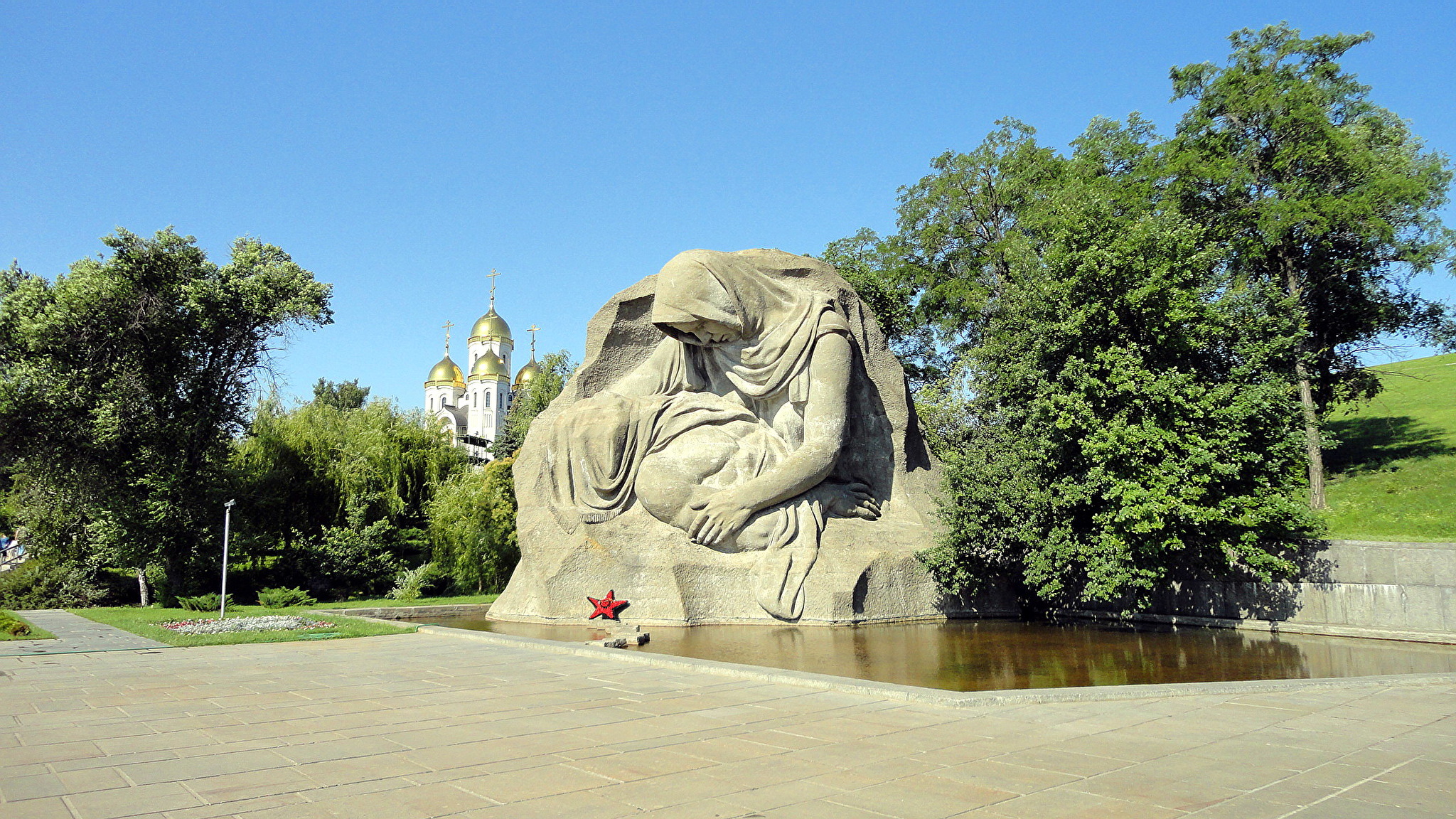 Мать скорби памятник. Мамаев Курган Волгоград Скорбящая мать. Площадь скорби на Мамаевом Кургане. Площадь скорби на Мамаевом Кургане в Волгограде. Волгоград скульптура скорбь матери.