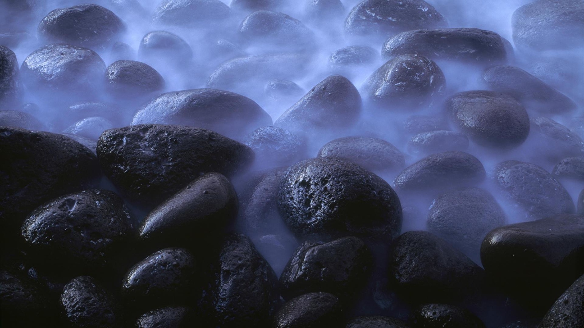 Water stones. Темный камень. Камни в воде. Мокрый камень. Подводные камни.