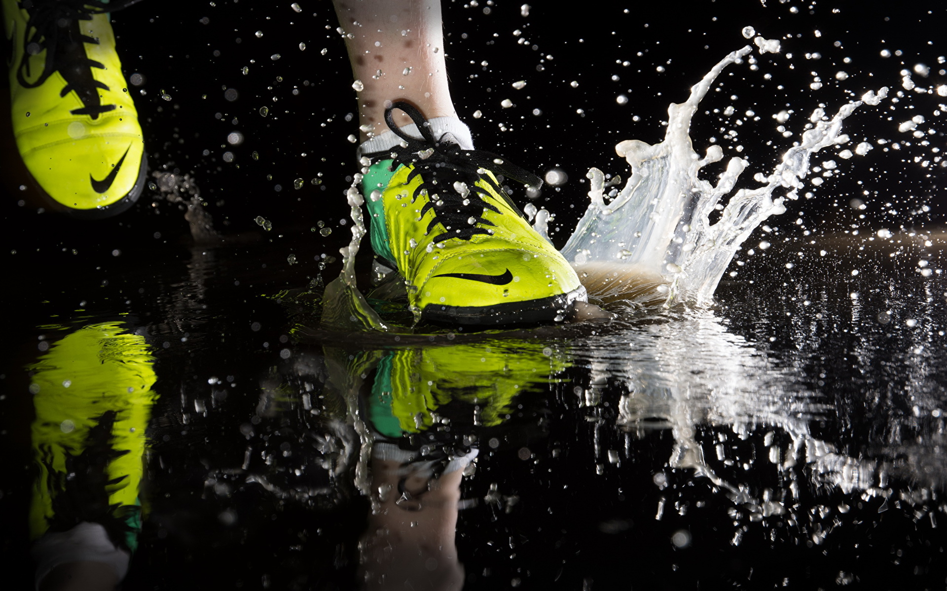 壁紙 19x10 クローズアップ Nike ランニング スニーカー 水飛沫 水たまり スポーツ ダウンロード 写真