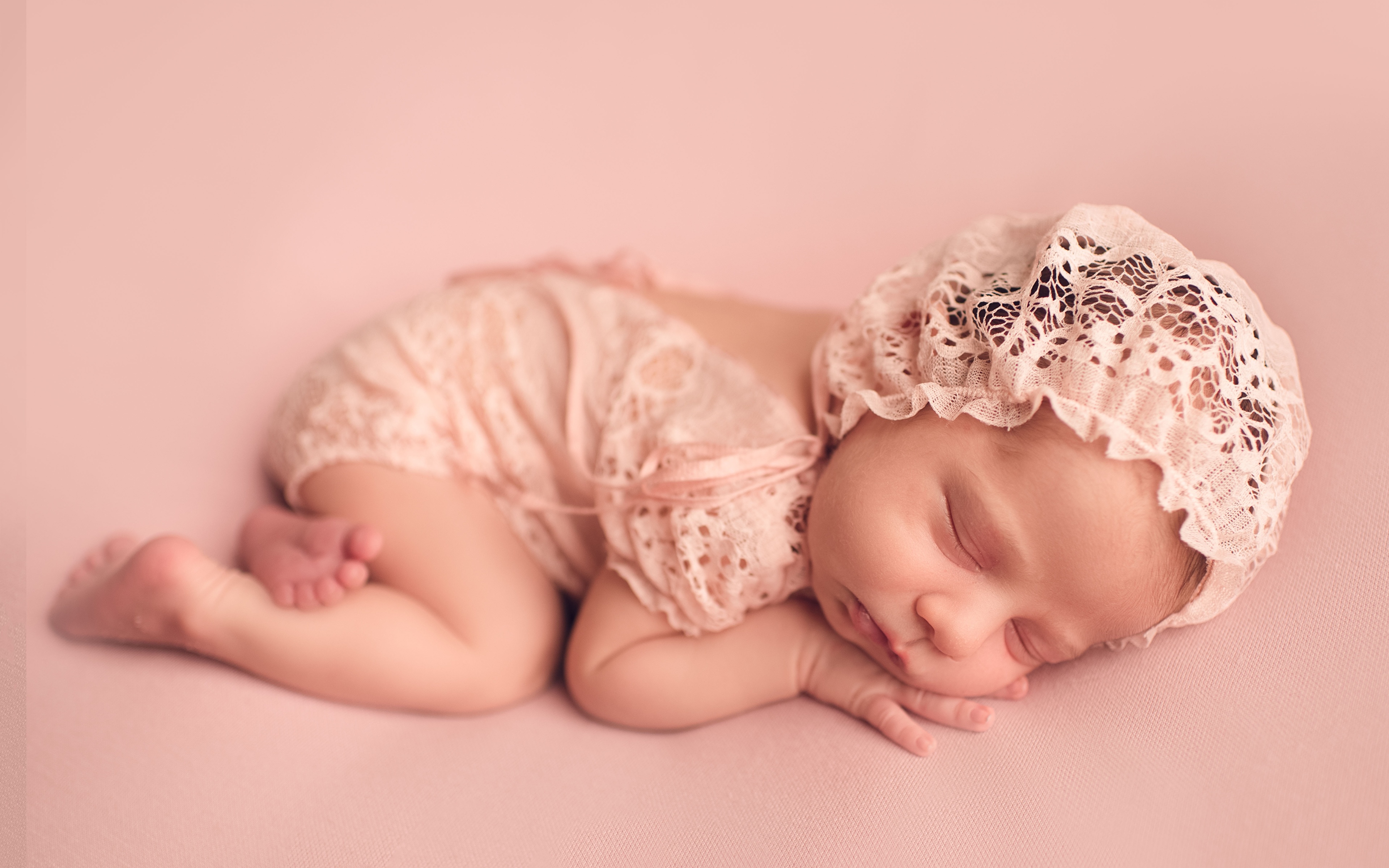 壁紙 3840x2400 眠る 赤ちゃん 色の背景 子供 ダウンロード 写真
