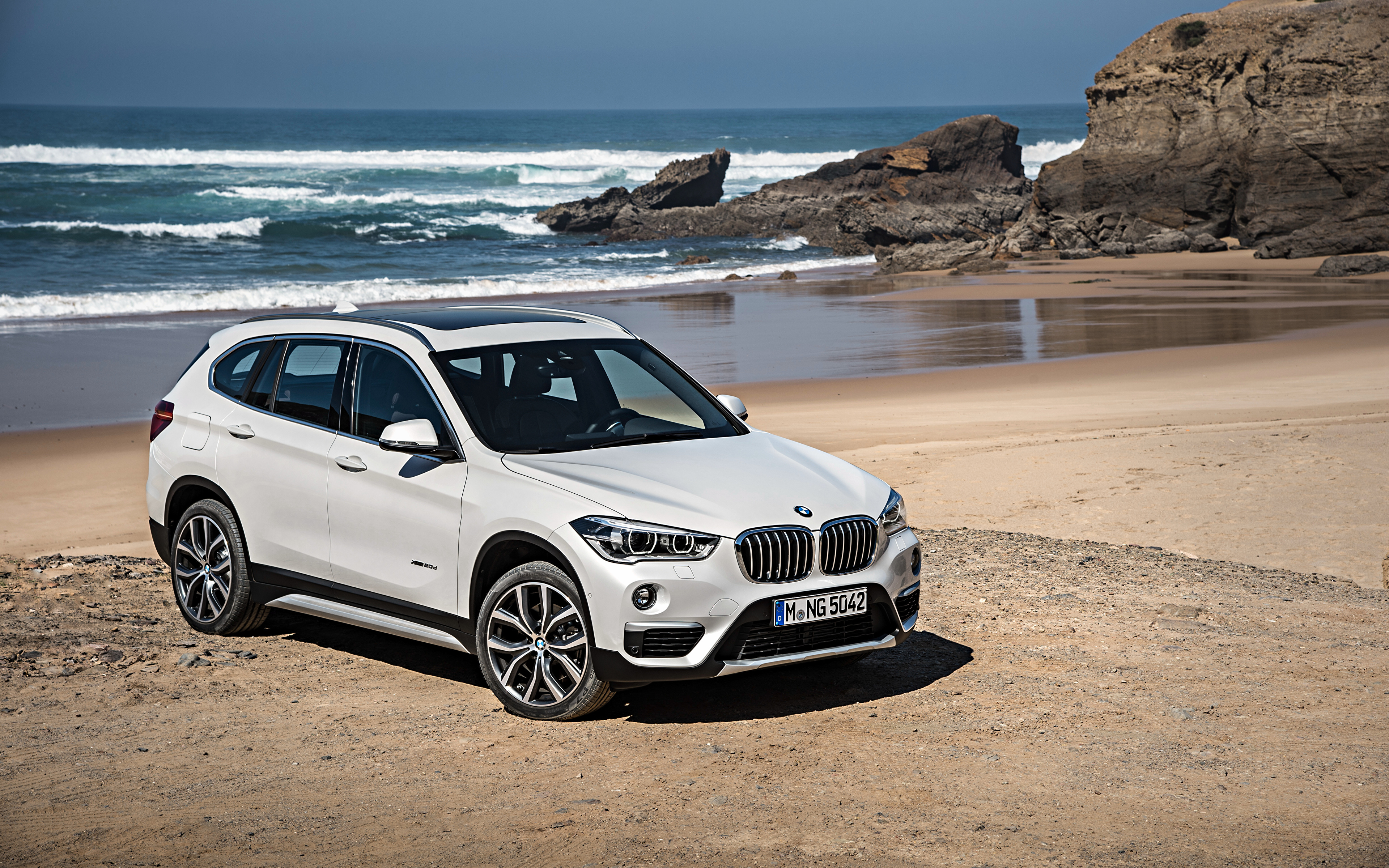 Картинки БМВ 2015 X1 xDrive xLine F48 Пляж белые машина 3840x2400