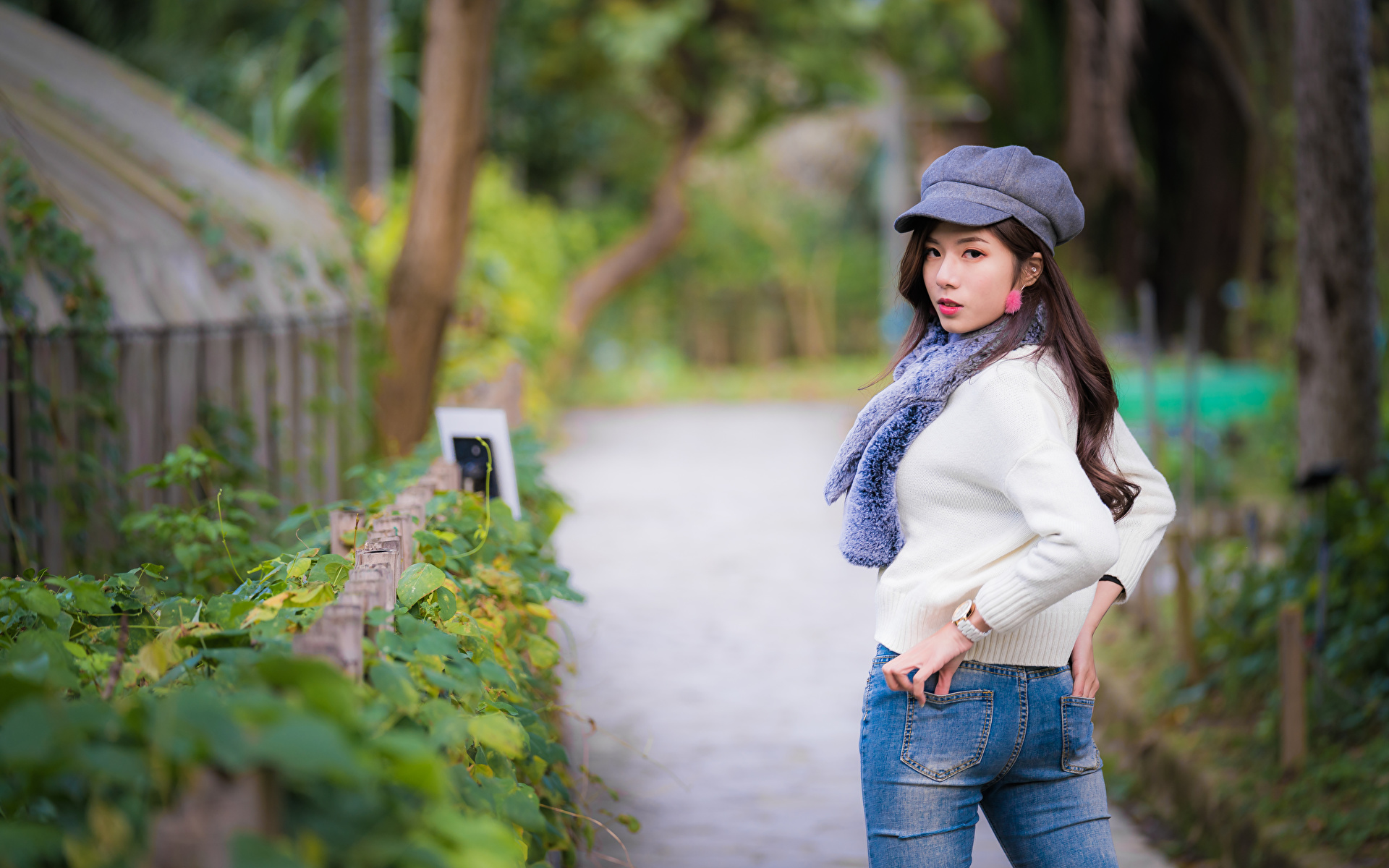Pretty latino model girl from Ecuador wear on jeans posed at street with  mobile phone. 10414830 Stock Photo at Vecteezy